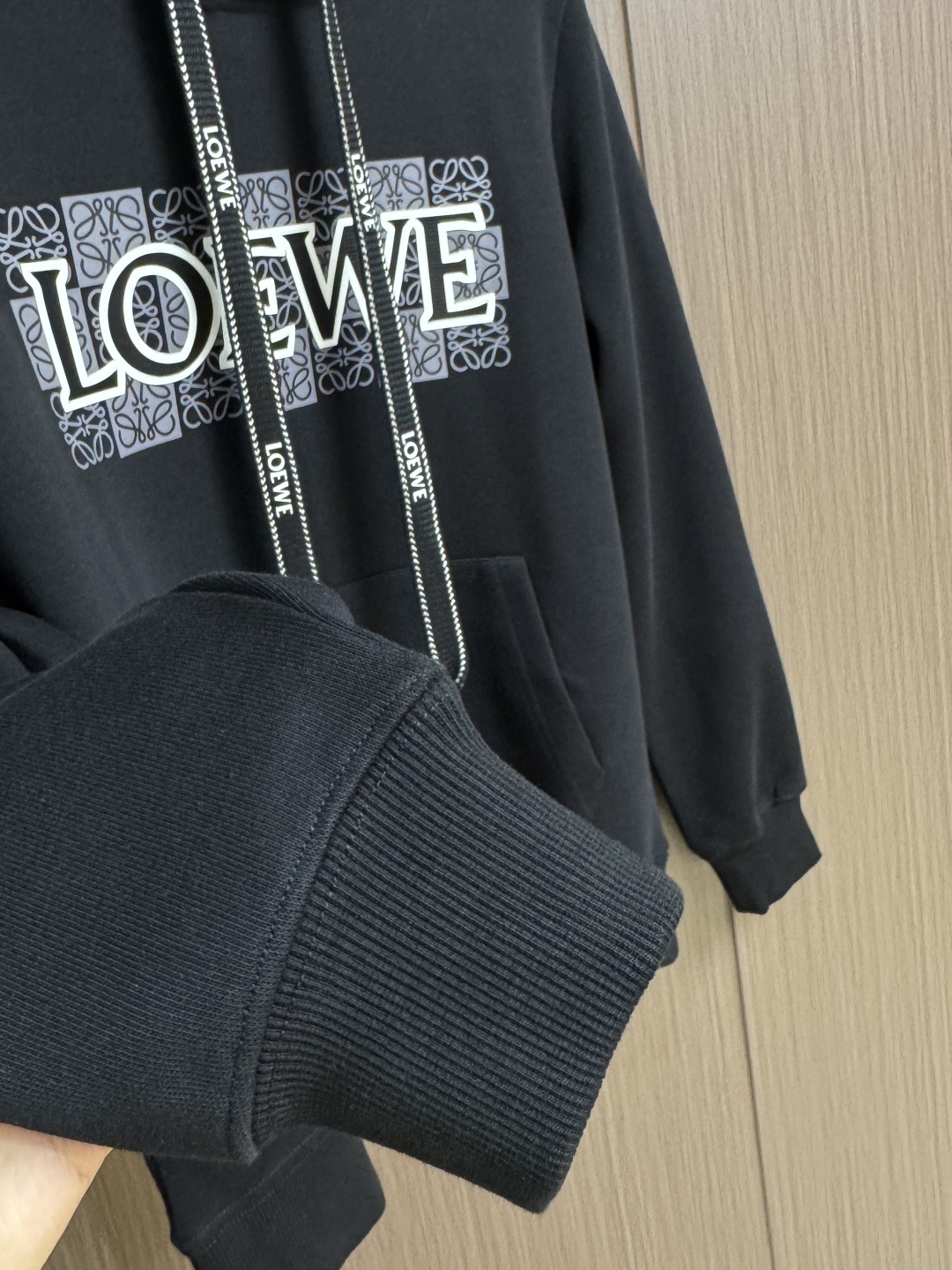 Loewe Printed Hoodie: High-Quality Cotton Blend, Luxurious Design 10 cmp i1760420789011 7059 0 8
