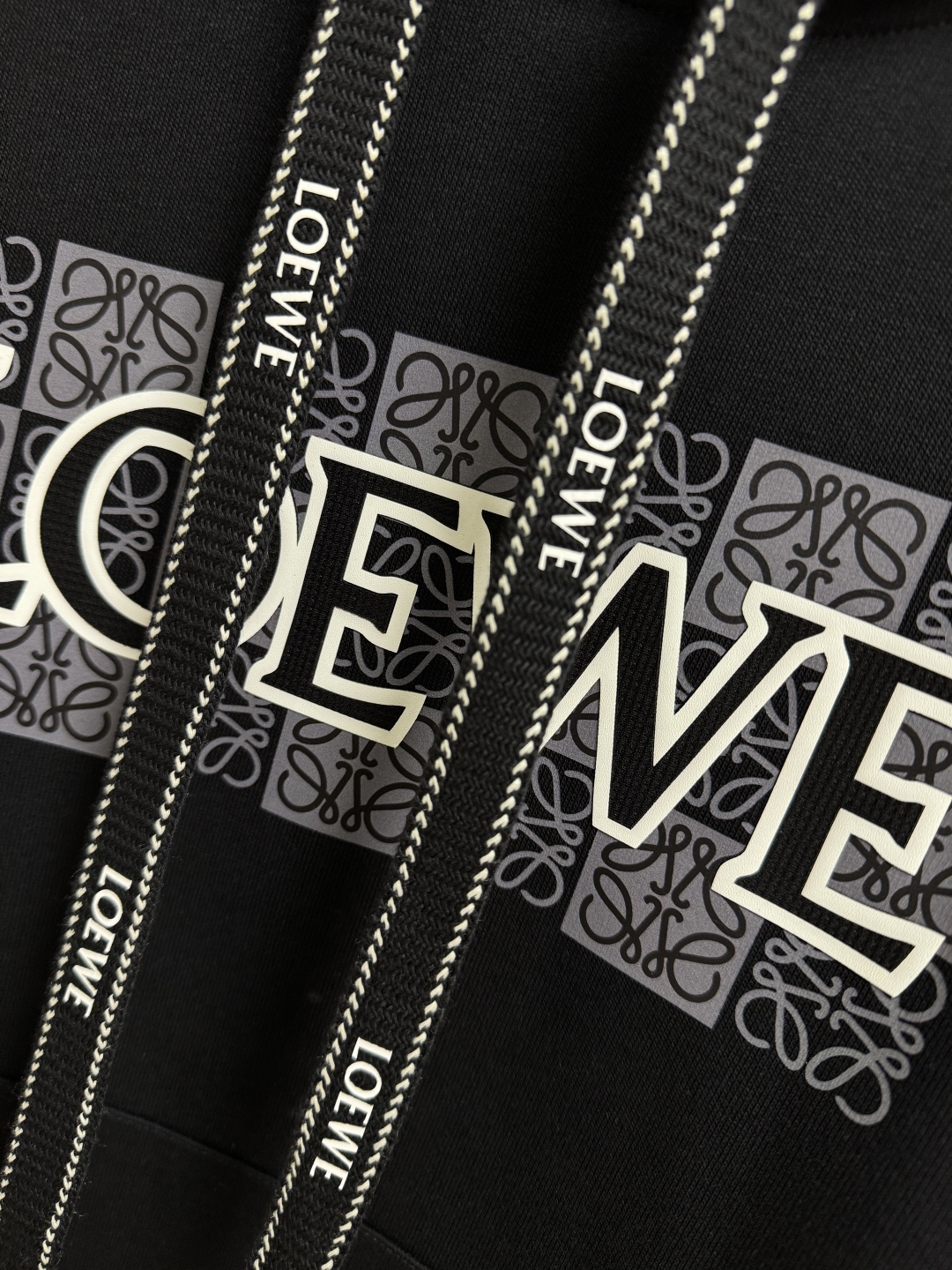 Loewe Printed Hoodie: High-Quality Cotton Blend, Luxurious Design 7 cmp i1760420790775 5901 0 5