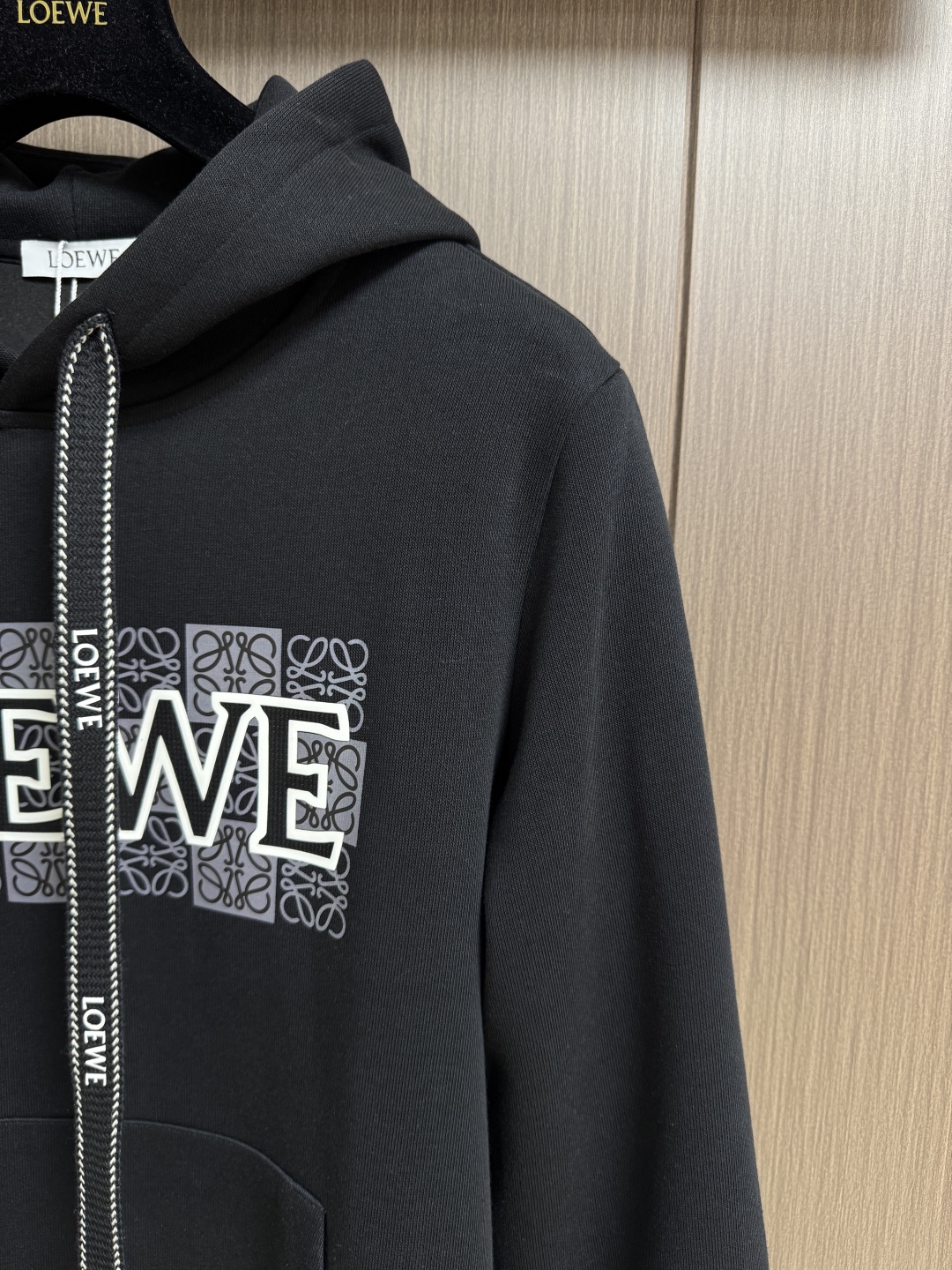 Loewe Printed Hoodie: High-Quality Cotton Blend, Luxurious Design 5 cmp i1760420797090 1053 0 3