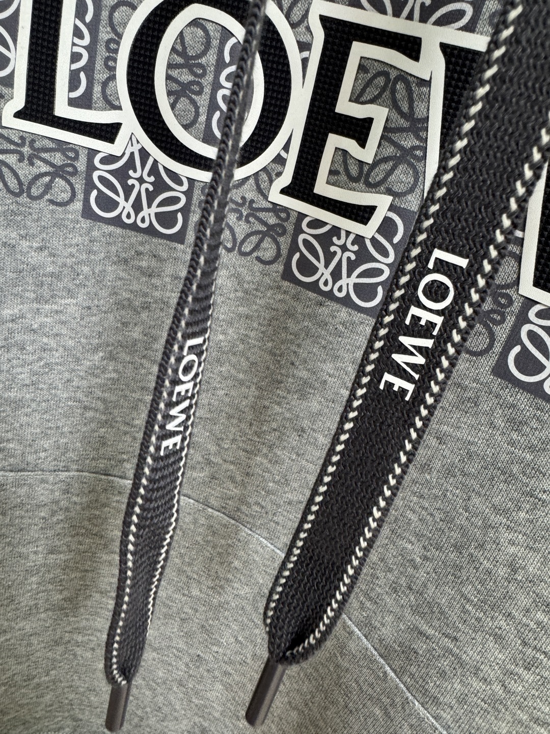 Loewe Printed Hoodie: High-Quality Cotton Blend, Comfortable & Luxurious 10 cmp i1760420842028 7090 0 8