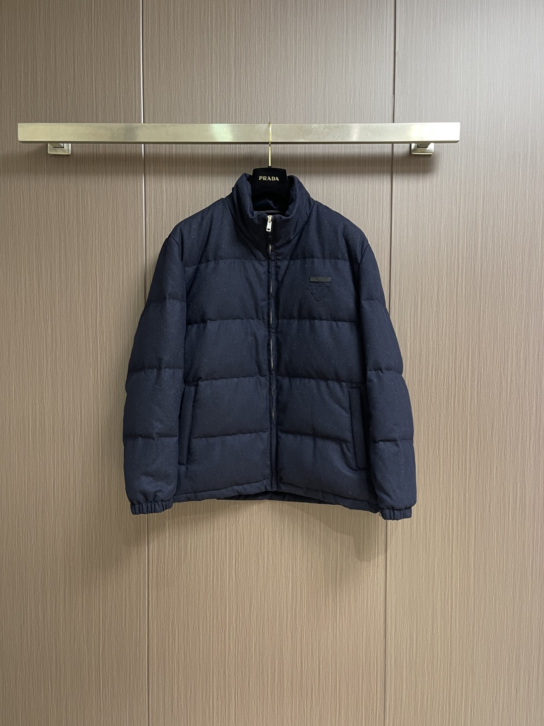 NO:600162,Prada 2025FW nylon triangle logo down jacket, made of high-count and high-density nylon woven fabric, waterproof coating, laser-burned triangle logo on the chest, the core is filled with 90% pure white duck down, small details can also reflect the careful design, all customer-supplied accessories, the crimping process is smooth and smooth, and the workmanship is exquisite and perfect!  !Sizes M-XXL,,prada,jackets & coats,down jacket,alexander wang19860909Prada 2025FW 尼龙三角标羽绒服外套,采用高支高密尼龙梭织面料,防水涂层 胸前激光烧花三角标 核心内里填充90％纯白鸭绒,小细节也能体现用心的设计,全系客供辅料,压线工艺处理的顺直平整,做工精致完美！!尺码M-XXL,,prada,jackets & coats,down jacket,alexander wang,Men's clothing