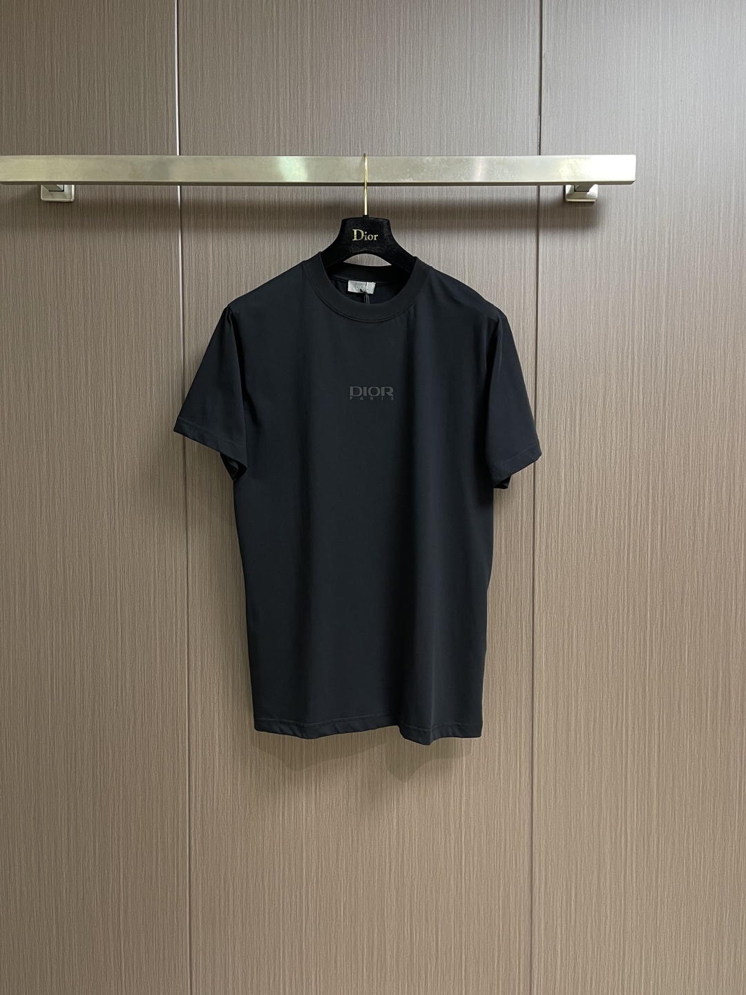 NO:601201,DIOR  2026ss early spring new reflective icon round neck short-sleeved T-shirt, 180g24S special woven compact cotton to make plain knitted fabric, reflective lettering embossing process, using a reflective lettering film with built-in micro glass bead layer, first through a high-precision laser cutting machine, according to the designed fonts and patterns for outline engraving to ensure clear edges without burrs, through heat transfer equipment at a specific temperature and  Under pressure, the cut reflective film is accurately attached to the surface of the fabric. The pattern appears matte silver-gray under normal conditions, but under light illumination, the microglass bead layer can achieve efficient retroreflection and instantly present a striking bright effect. The finished product is washable and abrasion resistant. Sizes XS-L, dior, T-shirt, tees, t-shirt, alexander  wang19860909DIOR 2026ss早春新款反光图标圆领短袖T恤,180g24S特纺紧密棉打造平纹针织面料,反光刻字压印工艺,使用内置微玻璃珠层的反光刻字膜,先通过高精度激光切割机,根据设计好的字体与图案进行轮廓雕刻,确保边缘清晰无毛刺,通过热压转印设备在特定温度与压力下,将切割好的反光膜精准贴合至织物表面图案在常态下呈哑光银灰色,但在光线照射下,微玻璃珠层能实现高效逆向反射,瞬间呈现醒目的亮光效果.成品耐水洗、耐磨擦.尺码XS-L,,dior,T-shirt,tees，t-shirt,alexander wang,Men's clothing