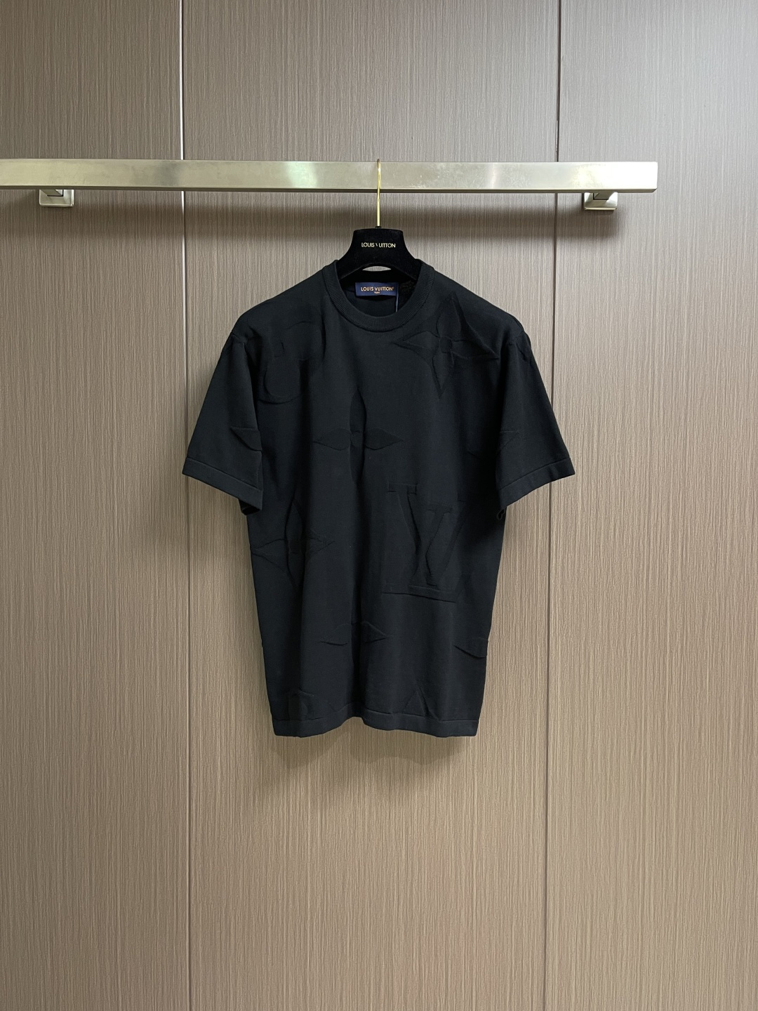 NO:601195,LV 2025ss new MONOGRAM cotton short-sleeved round-neck T-shirt. This cotton round-neck shirt has a full-length Monogram ro pattern rendered in deep tones, and large Monogram flowers and logos are integrated into the soft jacquard knitting, which can inject a sophisticated atmosphere into various styles. Sizes S-XL, Louis Vuitton, T-shirt, tees, t-shirt, alexander wang19860909LV 2025ss新款MONOGRAM 棉质短袖圆领T恤,本款棉质圆领衫为全幅Monogram ro 图案渲染深邃色调,于柔软提花针织融入大号Monogram 花卉和 标识,可为各式造型注入考究气息.尺码S-XL,,louis vuitton,T-shirt,tees，t-shirt,alexander wang,Men's clothing