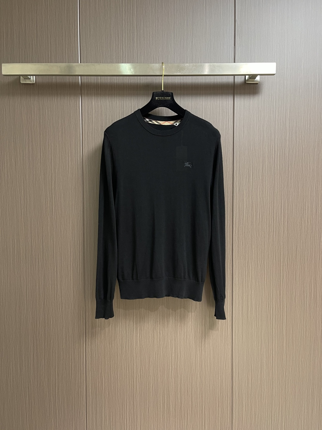 NO:600160,Burberry 2025FW war horse small logo embroidered wool round neck knitted sweater. This knitted sweater is made of lightweight wool plain fabric. The knitted style has a slim fit and is embellished with the same color equestrian knight logo embroidery. Sizes S-XXL,, burberry, sweaters, alexander wang19860909Burberry 2025FW战马小标刺绣羊毛圆领针织毛衣,此款针织毛衣,选用轻盈羊毛平织面料打造.针织款式,呈现修身版型,点缀同色系马术骑士徽标刺绣.尺码S-XXL,,burberry,sweaters,alexander wang,Men's clothing