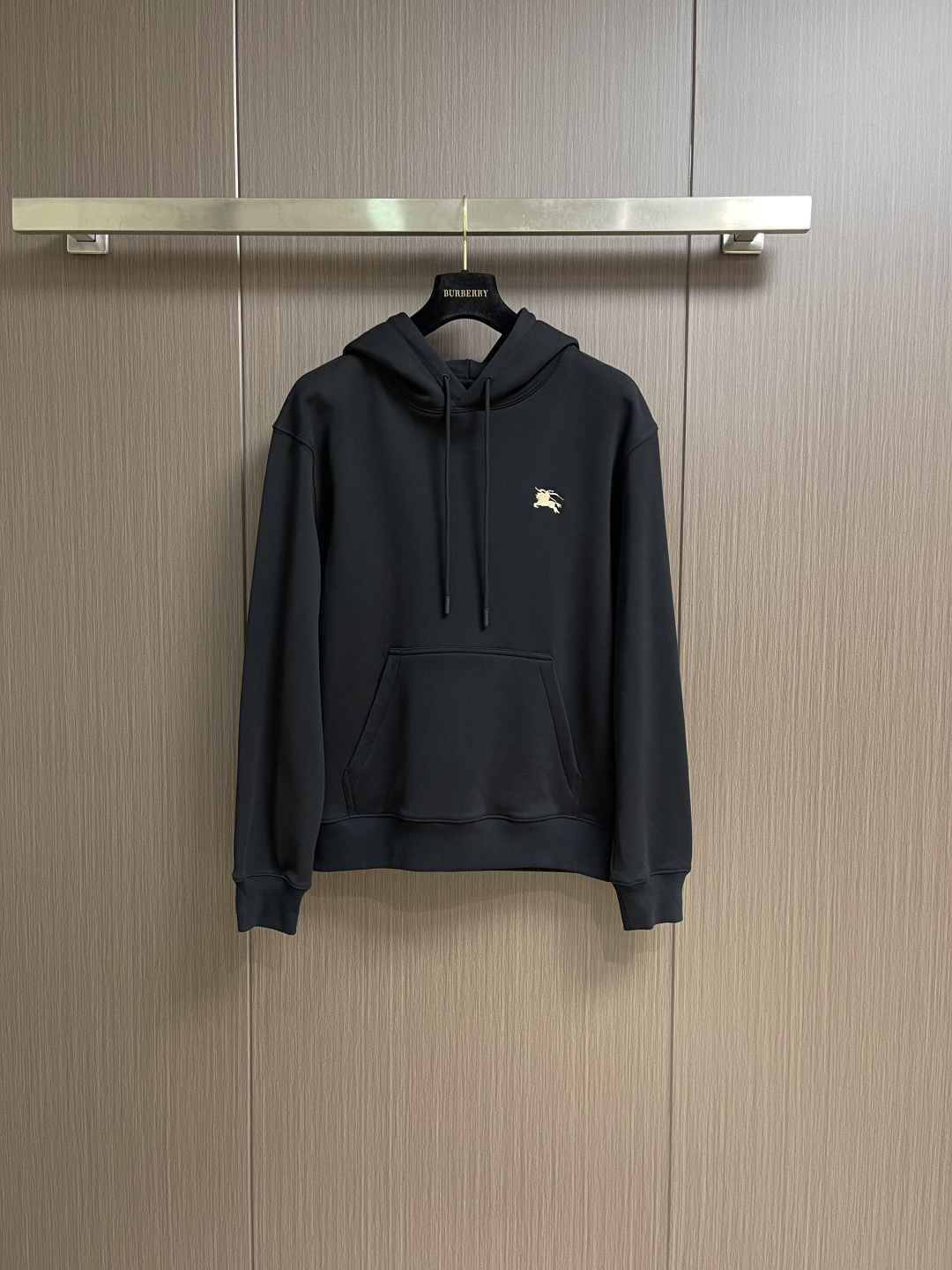 NO:600158,Burberry 2025FW new autumn and winter casual war horse embroidered hooded sweatshirt, a piece with great accent and charm!  The details are exquisite, the appearance is first-class, and the fashionable loose cut can be perfectly worn by both men and women. It is excellent whether worn inside or alone. It is a sweatshirt that can easily highlight your temperament and taste!  Size S-XXL,,burberry,hoodie,sweatshirts,hats,alexander wang19860909Burberry 2025FW秋冬新品休闲战马刺绣连帽卫衣,一款极具腔调感与魅力的单品！细节精致考究,品相一流,时尚宽松型剪裁,男女皆可完美驾驭,无论内搭还是单穿都非常出色,上身极易凸显气质和品位的一款卫衣！尺码S-XXL,,burberry,hoodie,sweatshirts,hats,alexander wang,Men's clothing