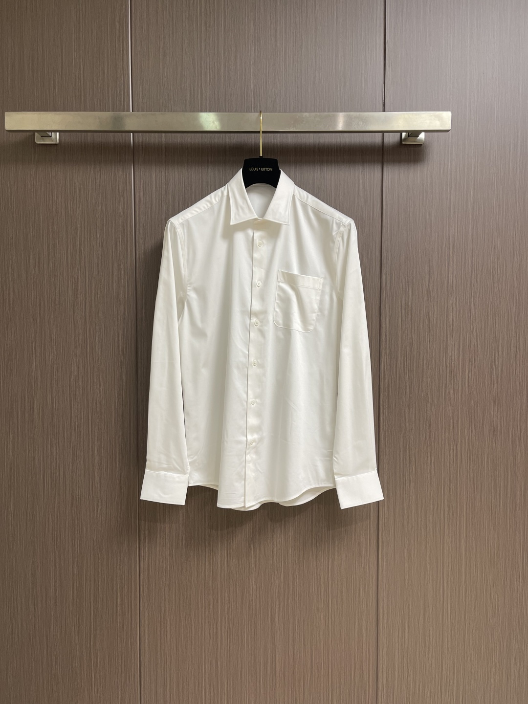 NO:597906,GUCCI 2025ss new summer long-sleeved shirt, made of cotton poplin, with the Gucci brand logo embroidery on the back. High precision, smooth and delicate lines, using side-turning and buried stitching technology to provide high-quality stitching results. Smooth and tidy, the fabrics have been sand-washed for a better texture. Not easy to deform, not easy to shrink, not easy to fade, and maintain long-lasting beauty. Size S-XXL  Size S, shoulder width 46cm, bust 102cm, size M, shoulder width 47cm, bust 106cm, size L, shoulder width 48cm, bust 110cm, size L, shoulder width 49cm, size XL, shoulder width 49cm, bust 114cm, length 80.5cm, size XXL, shoulder width 50cm, bust 118cm, length 82cm,,gucci,shirts,alexander wang19860909GUCCI 2025ss夏季新款长袖衬衫,以棉府绸打造,后背匠心缀饰Gucci 品牌标识刺绣.精度高 线条流畅而细腻,采用侧翻埋夹车线工艺 能够提供优质的缝合效果 平顺整洁 工整整洁,面料都经过砂洗手感质感更佳 不易变形 不易缩水 不易褪色 保持长久的美.尺码S-XXL S码肩宽46cm胸围102cm衣长76cm M码肩宽47cm胸围106cm衣长77.5cm L码肩宽48cm 胸围110cm 衣长79cm XL码肩宽49cm 胸围114cm 衣长80.5cm XXL码肩宽50cm 胸围118cm 衣长82cm,,gucci,shirts,alexander wang,Men's clothing