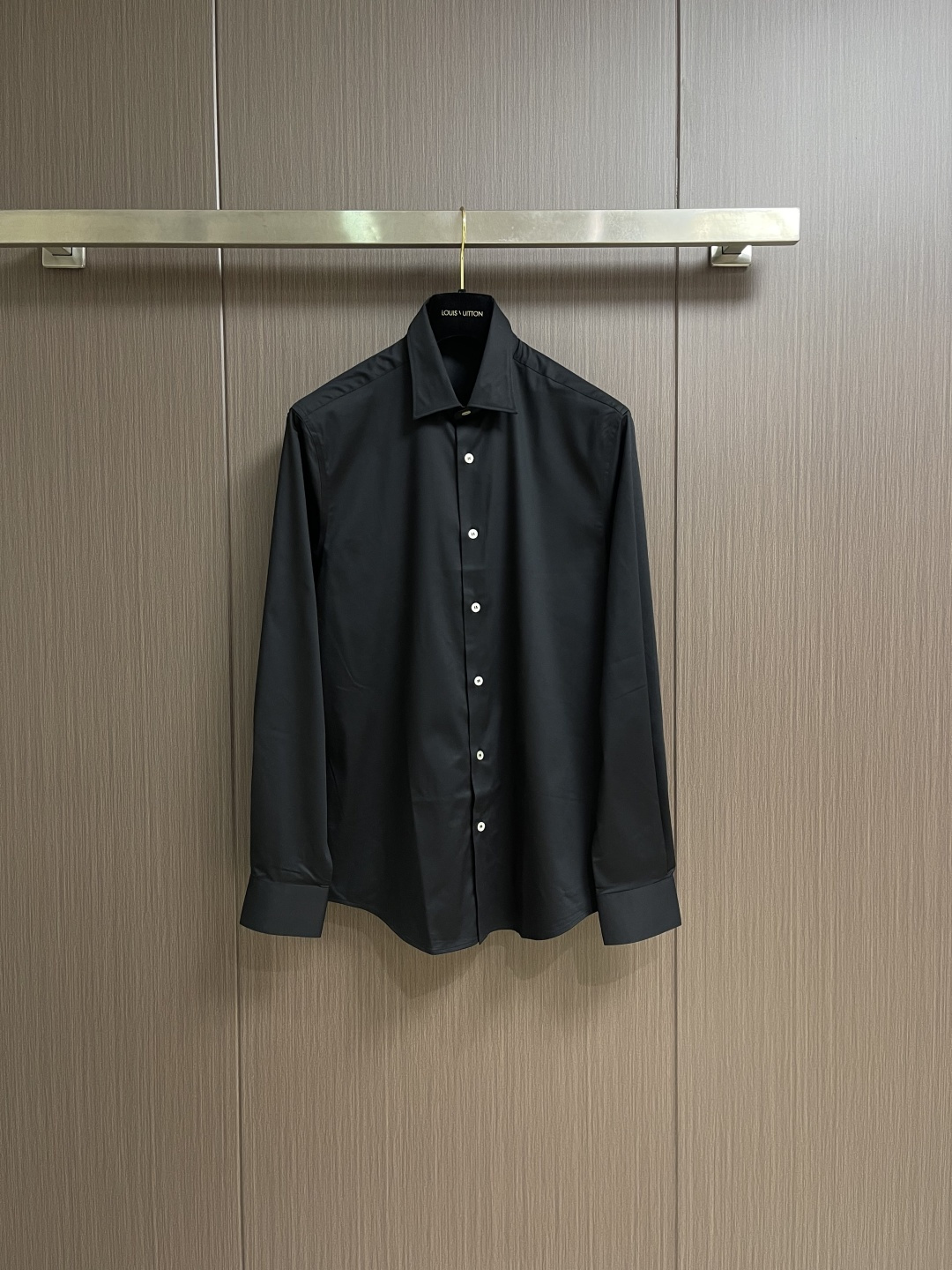 NO:597909,Dior 2025ss new poplin solid color long-sleeved shirt. The fabric is made of pure cotton with high count and custom-made fabrics. The fabric properties are comfortable, breathable, watery, soft and silky. It adopts the original high-definition. Simple and not simple. Sizes S-XXL S size shoulder width 46cm chest 102cm length 76cm M size shoulder width 47cm chest 106cm length 77.5cm L size shoulder width 48cm chest 110cm length 79cm  XL size has shoulder width 49cm, chest size 114cm, length 80.5cm, size XXL shoulder width 50cm, chest size 118cm, length 82cm,,dior,shirts,alexander wang19860909Dior 2025ss新款府绸纯色长袖衬衫,面料采用纯棉高支府调定制面料,面料属性舒适 透气 水感柔软丝滑 采用原版高定 简约不简单 尺码S-XXL S码肩宽46cm胸围102cm衣长76cm M码肩宽47cm胸围106cm衣长77.5cm L码肩宽48cm 胸围110cm 衣长79cm XL码肩宽49cm 胸围114cm 衣长80.5cm XXL码肩宽50cm 胸围118cm 衣长82cm,,dior,shirts,alexander wang,Men's clothing