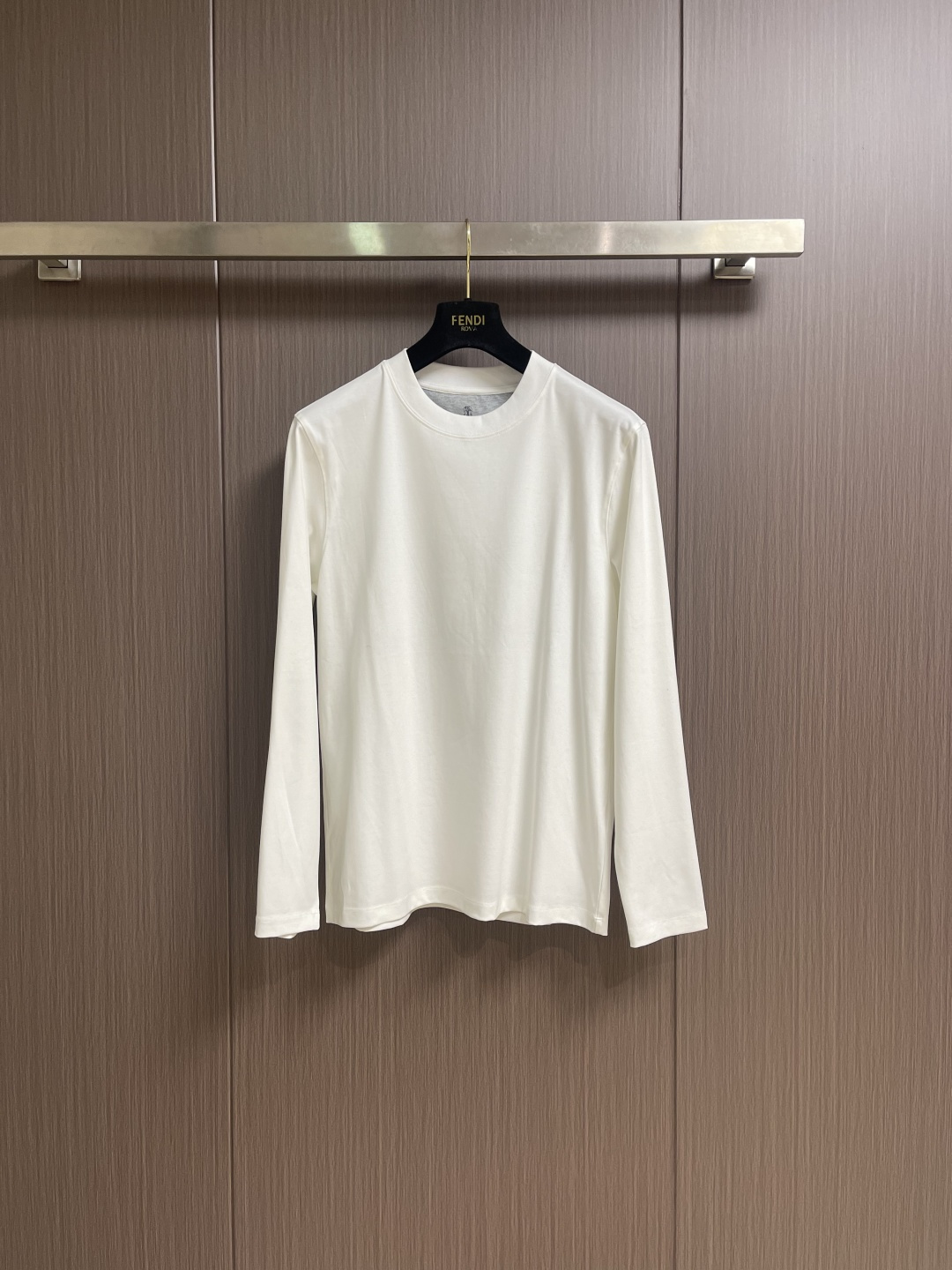 NO:601208,BC Brunello Cucineli 2025ss new autumn men's long-sleeved base T-shirt, a fashionable and versatile item that many celebrities love to wear!  It’s super good-looking. Friends who like classic simplicity must not miss this one!  The calm and elegant brand style has always been favored by the upper class!  It is also the perfect choice for fashion items!  The upper body is so handsome, highly recommended!  !!  The biggest attraction of this long-sleeved T-shirt is not only its own brand added value, but also the fact that this short-sleeved one is very cost-effective in terms of color matching and material!  Customized original exclusive fabric material design!  Eco-friendly washing, customized fabrics, and pre-shrinking treatment ensure a crisp fit. The combed cotton fabric feels super soft and smooth and absorbs sweat!  It does not deform after washing, feels comfortable and smooth, and the upper body is soft and comfortable. The classic and fashionable round neck design is simple but not complicated, and it is very attractive!  Size M-3XL,, brunello cucinelli, T-shirt, tees, t-shirt, alexander wang19860909BC Brunello Cucineli 2025ss秋季新款男士长袖打底T恤,众多明星都爱穿的时尚百搭单品！超级好看,喜欢经典简约的朋友,一定不能错过了这款！沉稳大气的品牌风格一直以来备受上层人士的青睐！也是时尚单品的不二之选！ 上身帅到爆了,强烈推荐！!！这件长袖T恤最大的吸引力除了他本身的品牌附加值,更加肯定的是这款短袖无论在颜色搭配还是材质上都有很高的性价比！ 定制原版专属面料材质设计！环保水洗,定制面料,预缩处理,确保版型的挺括,精梳棉面料手感超柔顺滑又吸汗！洗水不变形,手感舒适顺滑,上身柔和舒适,经典的时尚圆领设计,精简不繁,很是耐看！尺码M-3XL,,brunello cucinelli,T-shirt,tees，t-shirt,alexander wang,Men's clothing