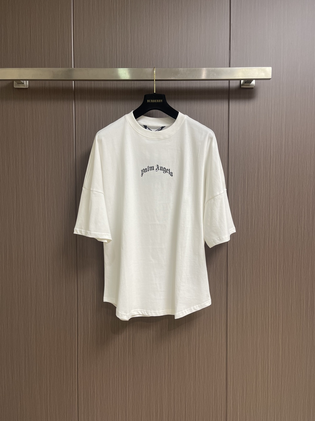 NO:601204,palm angels  Large profile short-sleeved T-shirt with letter logo, Palm Angel, which is highly praised by fashionistas, is a high-end luxury brand with street pedigree, minimalist design but stylized, overall very American high street casual and Hawaiian resort style. The pattern follows the consistent large profile, large dropped shoulders, which is wide and wide fashion, with its own lazy tone, non-sexism, and can be used by both men and women. Sizes S-XL, T-shirt, tees, t-shirt, alexander wang19860909palm angels 字母logo大廓形短袖T恤,时尚精们各种推崇的棕榈天使,一个有着街头血统的高奢潮牌,极简设计但风格化,整体很美式高街休闲又很夏威夷度假风版型上沿袭一贯的大廓形,大落肩,属于宽宽阔阔的时髦,自带慵懒调性,无性别主义,男女均能驾驭.尺码S-XL,,T-shirt,tees，t-shirt,alexander wang,Men's clothing