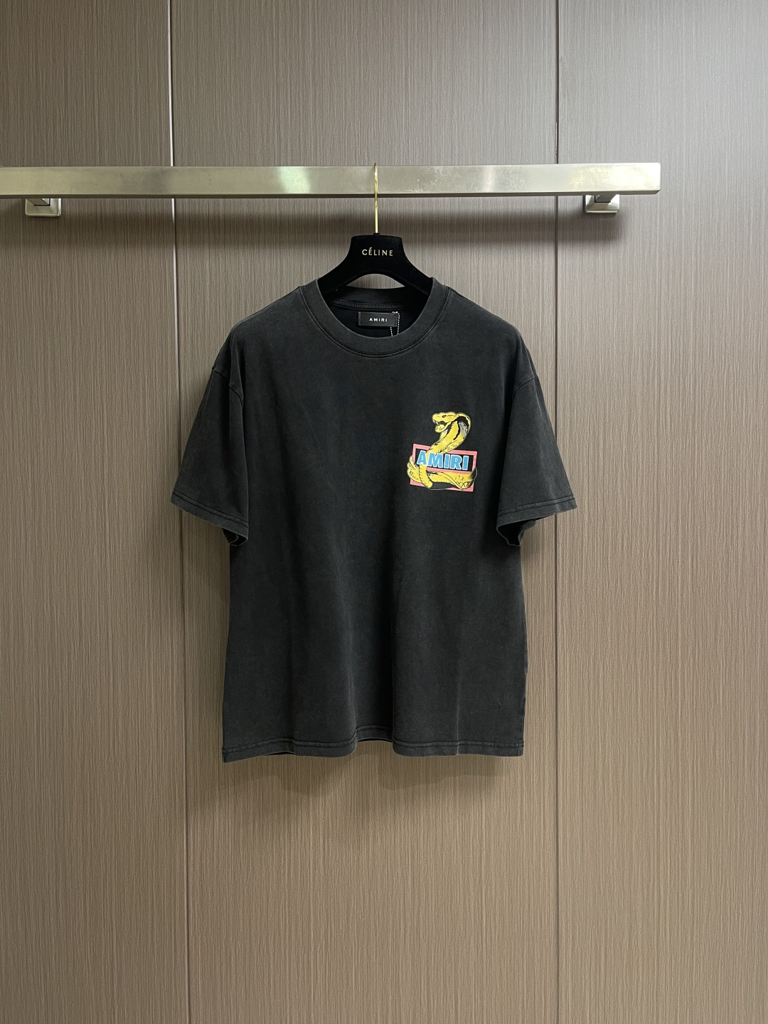 NO:601207,amiri faded retro logo printed short-sleeved T-shirt, ins  A must-have T-shirt for trendy street photos with a concave shape. It is a high-end American street trend with a personalized fashion style, and is inherently extraordinary. Knitted cotton fabric, the complementary achievements in craftsmanship need no explanation. It is light and breathable, extremely comfortable, soft, delicate and more natural. The custom-woven double-layer rib collar design is smooth and snug and not easy to deform. The new faded retro logo print uses imported glue melting and ironing technology to look fresh and natural, and the retro color just highlights the natural taste.  Size S-XL,,amiri,T-shirt,tees,t-shirt,alexander wang19860909amiri 褪色复古标识印花短袖T恤,ins 潮人街拍凹造型的必备T恤,高端美系街潮兼具个性时尚范儿,与生俱来的不平凡.针织棉面料,工艺上的相辅相成就不需要解释了,轻盈透气,舒适感极佳,柔软细腻更为自然,定织型的双层罗纹领口设计,平整服贴不易变形.全新褪色复古标识印花,采用进口胶质融烫工艺显得清新自然,色泽的颠沛复古感恰到好处彰显自然的味道．尺码S-XL,,amiri,T-shirt,tees，t-shirt,alexander wang,Men's clothing