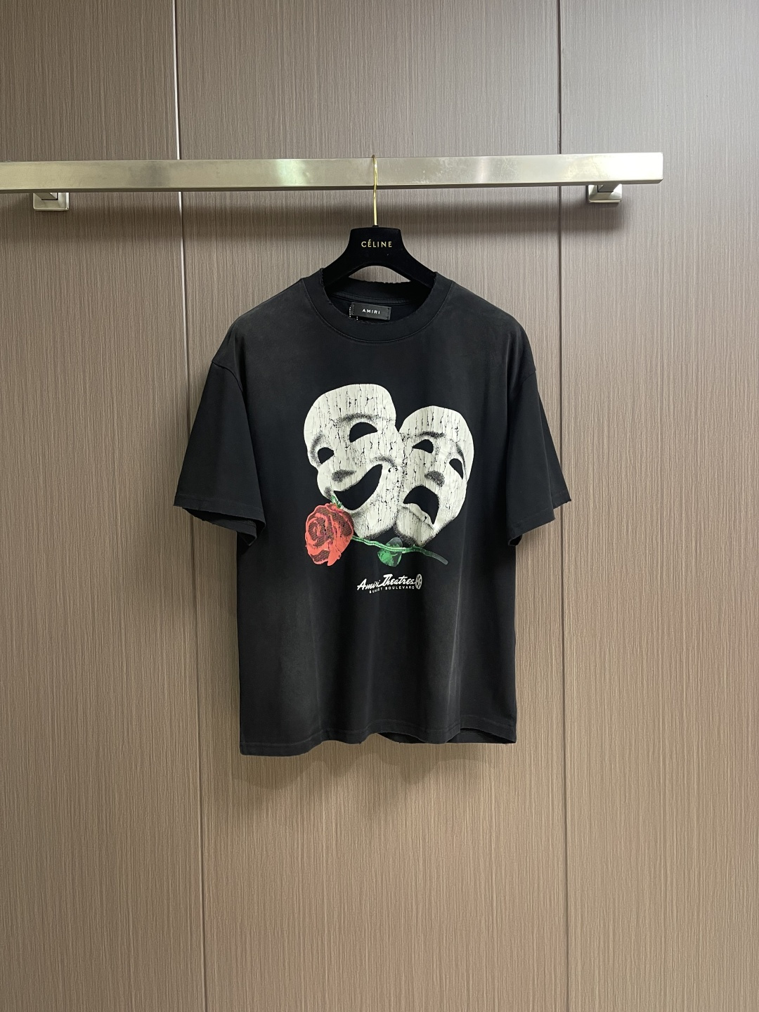 NO:601210,AMIRI 2025SS new summer mask logo printed round neck short-sleeved T-shirt, digital direct printing printed washed loose version T-shirt, using 300 grams of fabric, using 260 grams of Xinjiang long-staple cotton, the fabric color is customized and dyed, does not shrink or fade. It feels comfortable and has a strong texture. Sizes S-XL, amiri, T-shirt, tees, t-shirt, alexander wang19860909AMIRI 2025SS夏季新款面具logo印花圆领短袖T恤,数码直喷印花洗水宽松版T恤,采用300克重面料,采用新疆长绒棉260克,面料颜色定制定染,不缩水不退色.手感舒服,质感超强.尺码S-XL,,amiri,T-shirt,tees，t-shirt,alexander wang,Men's clothing