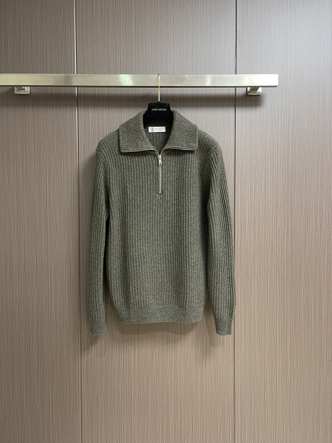 NO:646882,BC's new autumn and winter half-zipped knitted sweater is a jacket with a classic design and great looks. The quality is impeccable and you can buy it directly due to quality control. It is a high-end product that cannot be faulted! You can feel its powerful aura through the detailed pictures. It has a remarkable effect of gathering heat and keeping warm, so you don’t have to worry about getting a little chilly! Both fashionable and functional, the whole style looks more luxurious! Size M-3XL,,jackets & coats,sweaters,alexander wang19860909BC 秋冬新款半拉练针织毛衣,经典设计感与颜值爆棚的外套,品质更是无法挑剔品控可以直接入手,不容过错的高端臻品！通过细节图片便可感受到它强悍的气场,聚温保暖效果显著,完全不用担心会有一点寒意！时尚与功能性兼备,整款显得更加的奢华大气！尺码M-3XL,,jackets & coats,sweaters,alexander wang,Men's clothing