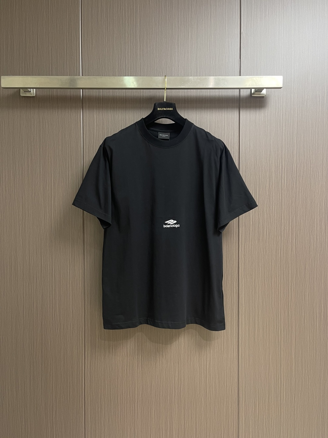 NO:601214,Balenciaga  3M embroidered round neck short-sleeved T-shirt, made of 24S double yarn retro plain knitted fabric, 185g; paired with 32S double yarn 1*1 thread, 340g. The 24S fabric is a medium to thick yarn, suitable for creating a thick and crisp face  The material has a slightly rough texture, which is in line with the 'natural and original' effect pursued by the retro style. The texture is soft, breathable and has a certain elasticity, suitable for close-fitting wear, and can create a simple and smooth silhouette. Through distressed texture and fading treatment, it combines classic  The tailoring reflects the retro-feeling loose silhouette design details. The entire embroidery body adopts new tatami twill lace embroidery. The tatami embroidery stitches are intertwined and form diagonal lines. The tatami woven surface and the tatami woven surface are integrally connected.  The shaped edge has good flatness, soft feel, good elasticity and good gloss. The woven surface of tatami is indented compared to the shaped edge, which improves the three-dimensional sense of the pattern and has a better visual effect. The overall wiring is straight and delicate, the fabric is comfortable and soft, and the color is consistent without color difference.  It can be matched with the same style to create a fashionable look, and can be used in various occasions. Customized accessories, complete with three standards, same style for men and women!  Size XS-L,,balenciaga,T-shirt,tees,t-shirt,alexander wang19860909Balenciaga 3M刺绣圆领短袖T恤,采用24S双纱复古平纹针织面料,185g；搭配32S双纱1*1螺纹,340g.24S面料属于中等偏粗的纱线,适合打造厚实、挺括的面料,质感略带粗糙感,符合复古风格追求的'自然原始'效果.质地柔软、透气且有一定弹性,适合贴身穿着,能塑造简约流畅的轮廓.通过做旧纹理、褪色处理,结合经典剪裁体现复古感宽松廓形设计细节.全件刺绣主体采用新型榻榻米斜纹花边刺绣,榻榻米绣花针法相互交织而成并形成斜向纹路.榻榻米编织面、及与榻榻米编织面一体连接的定型边.平整性好,手感柔软,弹性好,光泽度好.榻榻米编织面相较定型边内陷,提高花纹的立体感,视觉效果更好.整体走线平直细腻,面料舒适柔软,颜色一致无色差 能与同款搭配营造时尚造型,驾驭各种场合,定制辅料,三标齐全,男女同款！尺码XS-L,,balenciaga,T-shirt,tees，t-shirt,alexander wang,Men's clothing