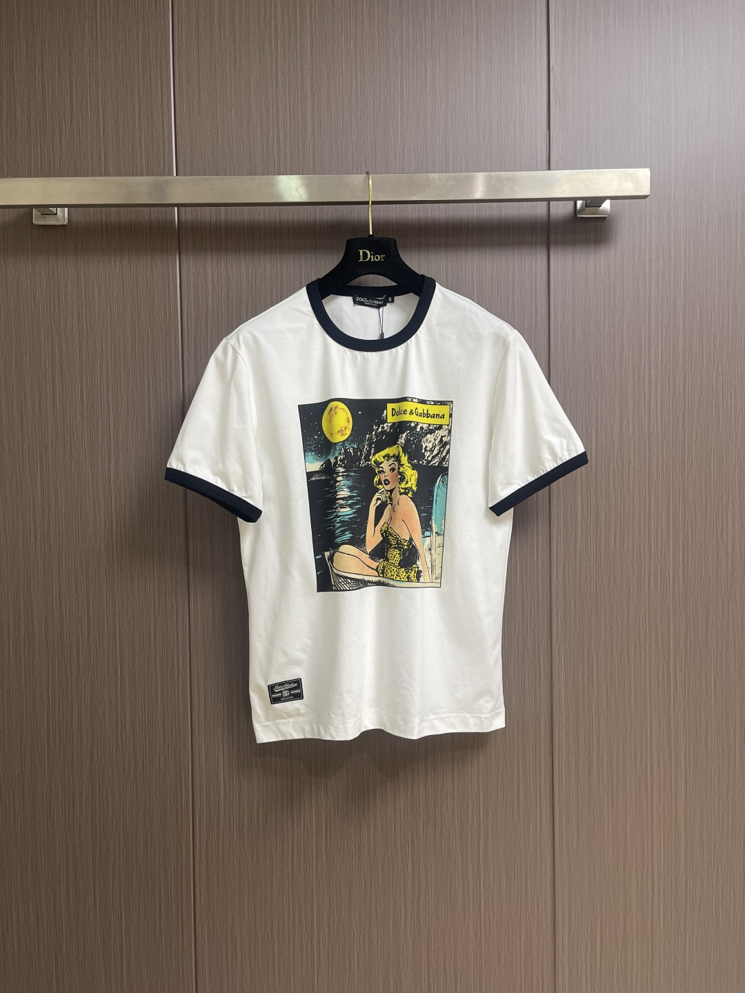 NO:601222,DG DOLCE GABBANA 2025 SS spring and summer short-sleeved T-shirt, customized pure cotton fabric, illustration printing on the chest, the first choice for casual outings, whether paired with jeans and casual pants, it can show a unique personality. Size 44-46-48-50-52-54 M-4XL 44/M Length 69 Shoulder width 44 Bust 102 46/L Length 70  Shoulder width 45.5 Bust 106 48/XL Clothing length 71 Shoulder width 47 Bust 110 50/2XL Clothing length 72 Shoulder width 48.5 Bust 114 52/3XL Clothing length 73 Shoulder width 50 Bust 118 54/4XL  Length 74, shoulder width 51.5, bust 122,,Dolce&Gabbana,Dolce&Gabbana,jeans,T-shirt,tees,t-shirt,alexander wang19860909DG DOLCE GABBANA 杜嘉班纳2025SS春夏短袖T恤,定制纯棉面料,胸前插画印花,休闲出街首选款,无论是搭配牛仔裤休闲裤,都能展现出独特的个性.尺码44-46-48-50-52-54 M-4XL 44/M 衣长69 肩宽44 胸围102 46/L 衣长70 肩宽45.5胸围106 48/XL衣长71肩宽47 胸围110 50/2XL 衣长72肩宽48.5 胸围114 52/3XL 衣长73肩宽50 胸围118 54/4XL 衣长74肩宽51.5胸围122,,Dolce&Gabbana,Dolce&Gabbana,jeans,T-shirt,tees，t-shirt,alexander wang,Men's clothing