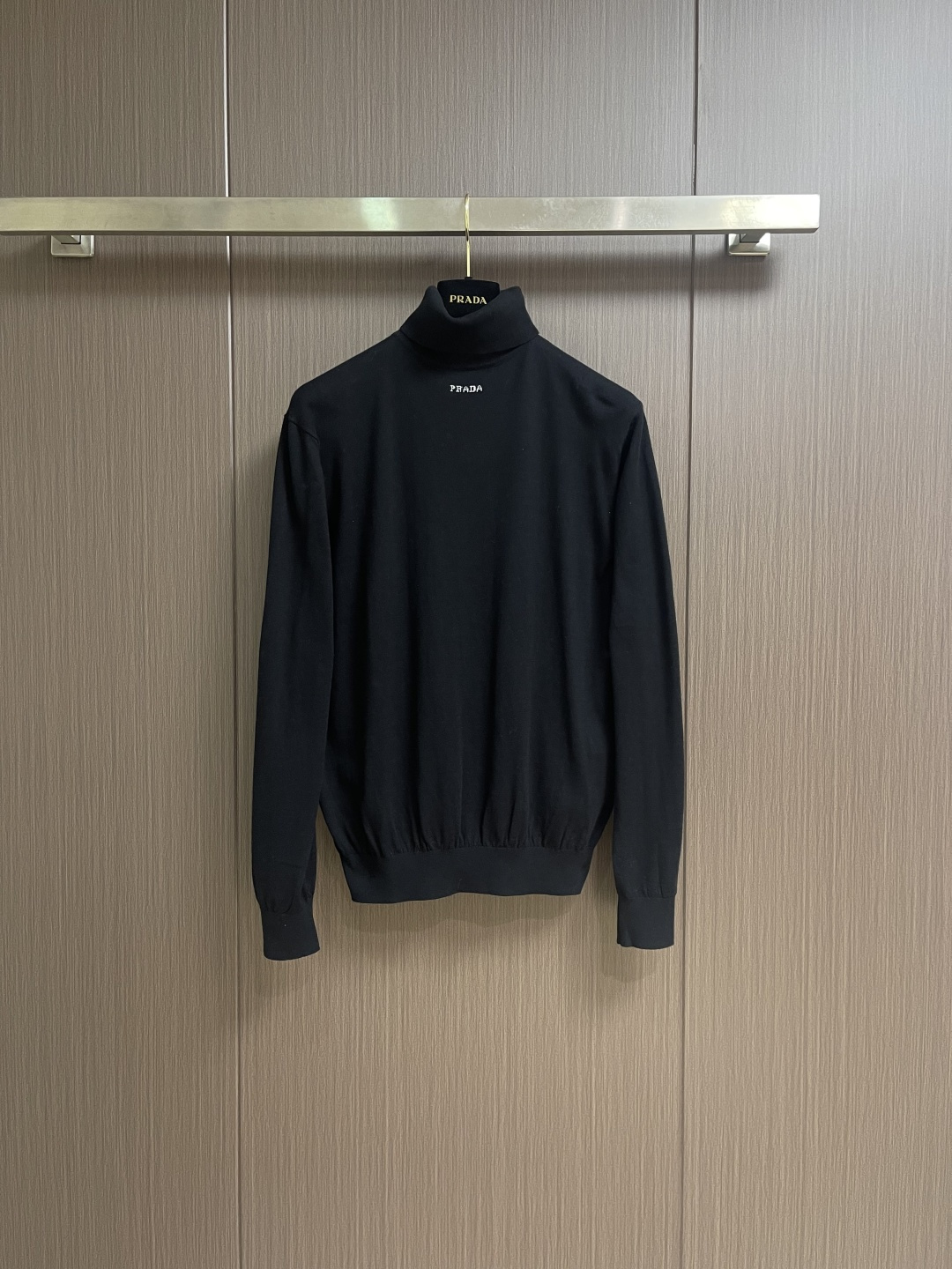 NO:649201,Prada jacquard turtleneck knitted sweater, custom-woven mercerized worsted wool, soft and delicate, comfortable and close to the skin, with pure and clean white as the main color, restrained and layered, elegant and self-conscious. The black PRADA logo forms a low-key dialogue with the soft luster of the white wool. It is accurately anchored under the collarbone at the visual golden section. It interprets PRADA's minimalist yet luxurious brand philosophy. With the high-neck version as the core, functional warmth is sublimated into aesthetic expression. Less is more, with an inclusive attitude.  It becomes the invisible base for all your looks. It is made of jacquard tissue imported from Germany. Precisely control the arrangement and interweaving of yarns. Carefully interweave the Prada logo jacquard art pattern on the loom. The fabric is more vivid and three-dimensional, and the ready-to-wear washing water is softened and deodorized. The clothes are deeply cleaned and deodorized through professional washing equipment and specific detergents. Improve the feel and appearance of the clothes. The overall wiring is straight and delicate, the fabric is comfortable and soft, and the color is consistent without color difference.  Can be matched with the same style to create a fashionable look, to control various occasions, customized accessories, complete three standards, same style for men and women. Sizes 46-52, prada, sweaters, gold, alexander wang19860909Prada 提花高领针织毛衣,定织丝光精纺羊毛 柔软细腻 舒适贴肤 以纯粹与洁净的白色做主色调 自得克制而有层次 优雅自现 黑色PRADA徽标与白色羊毛的柔和光泽形成低调对话 精准锚定在锁骨下方 处视觉黄金分割点 诠释PRADA极简即奢侈的品牌哲学以高领版型为核心将功能性保暖升华为美学表达 少即是多 以包容者的姿态 成为你所有造型的隐形基座 德国进口机提花组织而成 精确地控制纱线的排列和交织方式 在织机上精心交织 Prada徽标提花艺术图案镶饰 织物更加生动立体,成衣洗水加软去味工艺 通过专业的洗涤设备和特定的洗涤剂 对衣物进行深度清洁和去味处理 改善衣物的手感和外观.整体走线平直细腻,面料舒适柔软,颜色一致无色差 能与同款搭配营造时尚造型,驾驭各种场合,定制辅料,三标齐全,男女同款.尺码46-52,,prada,sweaters,gold,alexander wang,Men's clothing