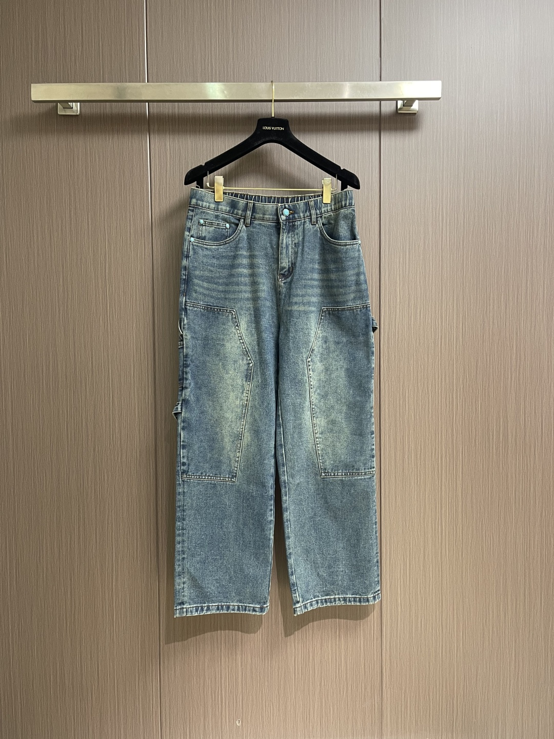 NO:598784,LV  2025SS turquoise decorative embossed work jeans, a trend of retro workwear and luxury brand craftsmanship, are made of pure cotton denim fabrics, which are made of vintage washed technology to present a natural and aged texture, which is comfortable and skin-friendly and has a time-preserved accent; the trousers are decorated with turquoise decorative buttons, from the placket to the pocket details, a clear blue tone injects a wild and refined style tension into the jeans; the LV embossed logo on the back pocket uses three-dimensional embossed technology to create classic brand elements.  It highlights the identity of a luxury brand in a low-key manner; the multi-pocket workwear design combines practicality and style, and the loose pants are suitable for various styles of wear, which can be salty or sweet, and can easily control diverse styles such as street, retro, and light luxury. It is a collectible item for workwear style enthusiasts and a styling tool for luxury players. It perfectly combines the toughness of retro workwear with LV's luxurious craftsmanship. Every time you wear it, it is a fashion statement about personality and style. Sizes XS-L, Louis  vuitton,jeans,alexander wang19860909LV 2025SS绿松石装饰压纹工装牛仔裤,复古工装与奢牌工艺的潮流撞精选纯棉牛仔面料,经复古洗水工艺呈现出自然做旧质感,舒适亲肤的同时自带岁月沉淀的腔调；裤身点缀绿松石装饰扣,从门襟到口袋细节,一抹清透蓝调为牛仔注入野性与精致并存的风格张力；后背口袋的LV压纹标识,以立体压印工艺品牌经典元素,低调中彰显奢牌身份；多口袋工装设计兼具实用性与造型感,宽松裤型适配各种穿搭风格,可盐可甜,轻松驾驭街头、复古、轻奢等多元风格.它是工装风爱好者的收藏级单品,也是奢潮玩家的造型利器,将复古工装的硬朗与LV的奢华工艺完美融合,每一次上身都是一场关于个性与格调的时尚宣言.尺码XS-L,,louis vuitton,jeans,alexander wang,Men's clothing