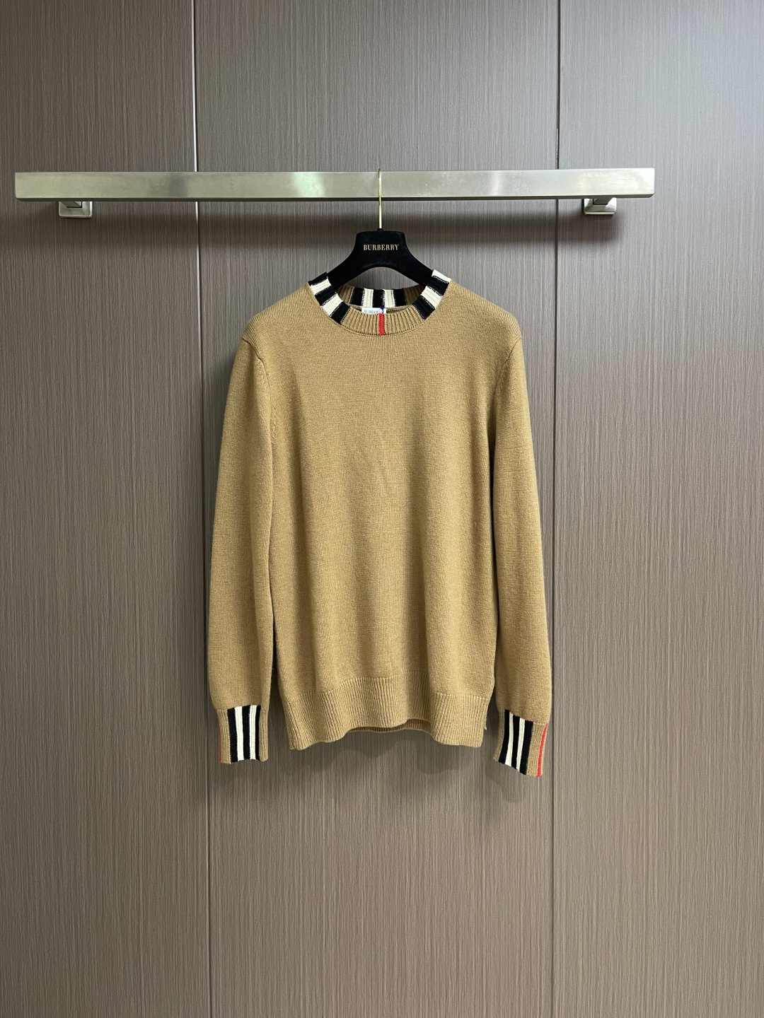 NO:598774,Burberry 2025Fw  The plaid round neck knitted sweater is made of 35% warm wool + 50% tough nylon + 15% soft acrylic in a scientific proportion. It takes into account the warmth and fluffiness of wool, the wear-resistant and anti-wrinkle of nylon, and the skin-friendly softness of acrylic, making it a lightweight, non-stitching, and comfortable sweater.  A textured sweater that is easy to deform and can be used with every day. Wool (35) provides warmth and fluffiness + nylon (50) enhances wear resistance and anti-wrinkle properties, ensuring that the sweater is not easily deformed for daily wear + acrylic (15) gives skin-friendly softness and delicate touch. Every sweater  They have gone through more than ten delicate processes, including flat knitting, manual seam removal, 108-head precision thread hooking, sleeve stitching and other processes. The imported 9-needle flat machine takes 105 minutes of precision weaving to ensure clear lines, crisp patterns, and even and flexible fabrics. Classic and outdated style.  Pattern design, suitable for autumn and winter, showing whitening and improving temperament, loose fit, regardless of age and body shape, suitable for various occasions, three standards of customized accessories, sizes S-M-L, burberry, sweaters, alexander  wang19860909Burberry 2025Fw 格纹螺纹圆领针织毛衣,采用35％温暖羊毛＋50％坚韧尼龙＋15％柔软腈纶三种纤维科学配比,兼顾羊毛的保暖蓬松、尼龙的耐磨抗皱与腈纶的亲肤柔软,成就一件轻盈不扎肤、不易变形、日常百搭的质感毛衣,羊毛（35）提供保暖与蓬松感＋尼龙（50）增强耐磨性与抗皱性,确保毛衣日常穿着不易变形＋腈纶（15）赋予亲肤柔软感,触感细腻,每一件毛衣都历经十余道精细工序,包括横机织造、手工拆线、108头精准勾线、套口缝合等工艺,进口9针横机以105分钟精密编织,确保纹路清晰、版型挺括,面料均匀柔韧.经典过时的格纹设计,适配秋冬季节,显白提气质,宽松版型,不挑年龄与身材,适合多种场合穿搭,定制辅料三标,尺码S-M-L,,burberry,sweaters,alexander wang,Men's clothing