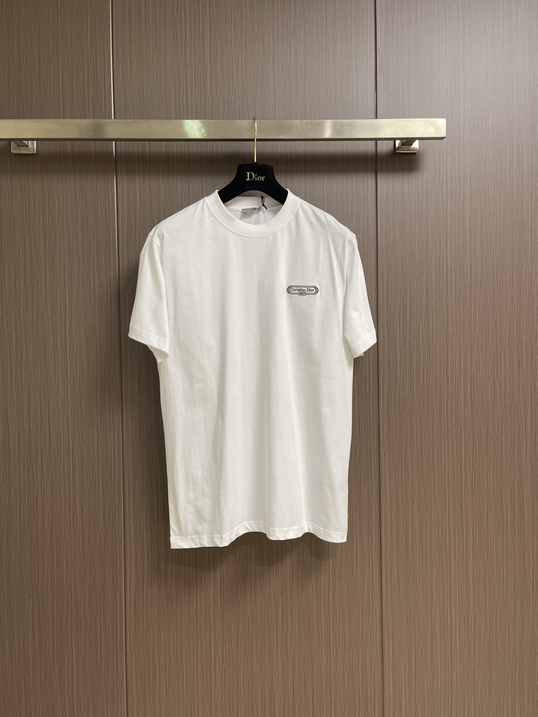 NO:601216,Dior embroidered chest regular fit short-sleeved T-shirt  The shirt is woven with 24-count special woven compact cotton yarn. The weaving process requires high requirements and requires the use of advanced looms and high-quality raw materials. Special woven compact cotton has many advantages, such as softness and comfort, good breathability, strong wrinkle resistance, and good durability. It has a tighter, softer, and more delicate texture and feel. Through embroidery, the softness is enhanced  Exquisite details are added to the fabric to enhance the sense of luxury; the needle-stitch embroidery process has unique style and characteristics. The number of repeated stitches highlights the layering and delicacy. The needle-stitch embroidery can achieve very fine details, and the work has a strong sense of line and three-dimensionality. Sizes XS-L, dior, T-shirt, alexander  wang19860909Dior 胸前刺绣常规版型短袖T 恤,采用24支的特纺紧密棉纱线织造而成,织造工艺要求较高,需要使用先进的织机和高品质的原材料.特纺紧密棉具有很多优点,如柔软舒适、透气性好、抗皱性强、耐用性好等；具有更加紧密、柔软、细腻的质地和手感.通过刺绣在柔软面料上加入精致细节,提升高级感；挨针刺绣工艺具有独特的风格和特点.挨针重复绣做的次数凸显层次感和细腻度.挨针刺绣能实现非常精细的细节,作品线条感和立体感强.尺码XS-L,,dior,T-shirt,alexander wang,Men's clothing