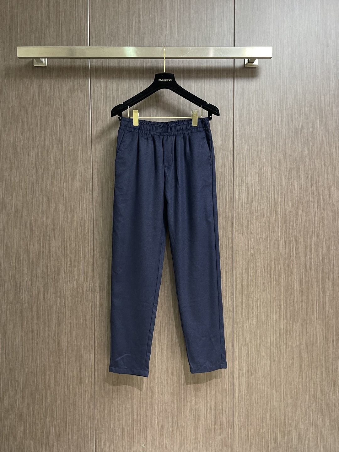 NO:598770,LP Loropiana 2025ss autumn and winter casual trousers, a new interpretation of aesthetics, a rich style of fashion, with a strong sense of detail and design.  Imported fabric, soft and comfortable.  The inner fabric is smooth and breathable, simple and full of unique charm.  These pants adopt the design of big brands to create a fashionable sense. The details are exquisite and in place, showing super high quality. Sizes 48-56,,loro piana,loro piana,alexander wang19860909LP Loropiana 2025ss秋冬休闲裤长裤,美学的焕新诠释,演绎浓郁的格调型时尚风范,细节感和设计感强悍．进口面料,柔软舒适．内里织面平整透气性极佳,简洁而富有独特魅力．这款裤采用大牌的设计打造时尚潮流感,细节处理精致到位,展现超高的品质.尺码48-56,,loro piana,loro piana,alexander wang,Men's clothing