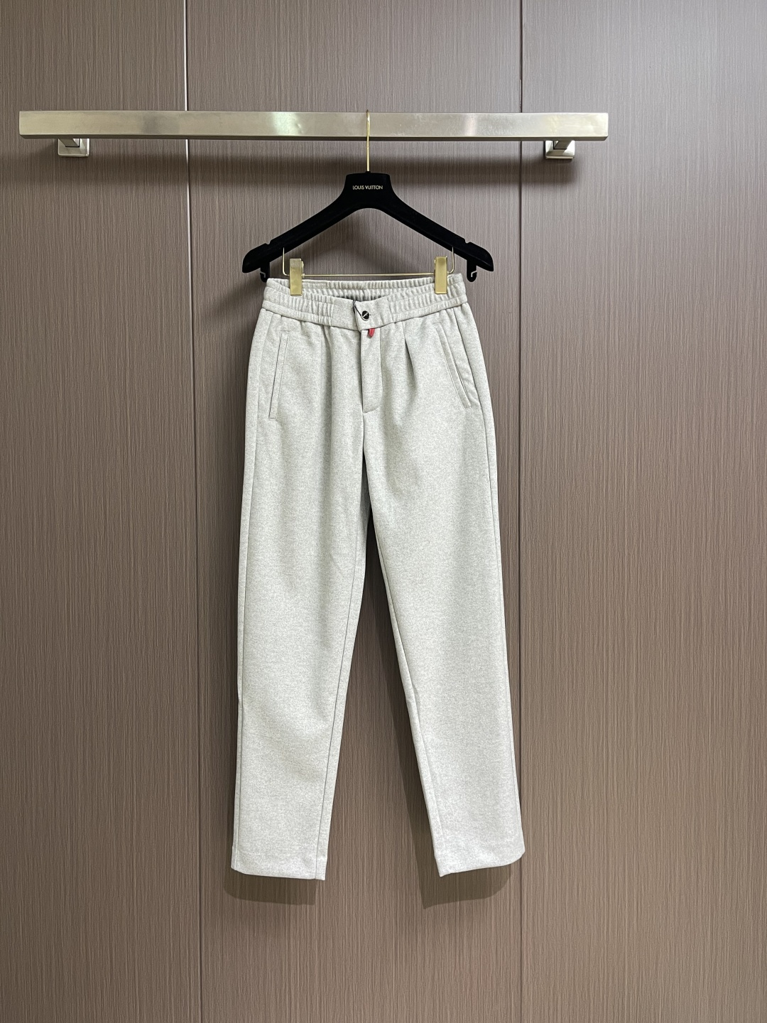 NO:598773,kiton 2025SS is a very versatile casual pants for commuting. It is a solid color that is easy to wear, elegant and easy to match. It can be easily matched with different styles!  Wearing it is close to the skin and not irritating. The upper body is dry and comfortable, and has an appropriate sense of wideness and skinny texture. It can be easily used in daily casual occasions or work wear!  Size 48-54,,alexander wang19860909kiton 2025SS非常百搭通勤的一款休闲裤,好穿贵气又易于搭配的纯色款, 可以轻松拿捏的造型搭配！贴身穿着亲肤不扎人,上身干爽舒服兼具着适当的挺阔感和骨感,日常休闲场合或上班穿着都能轻松应对！尺码48-54,,alexander wang,Men's clothing