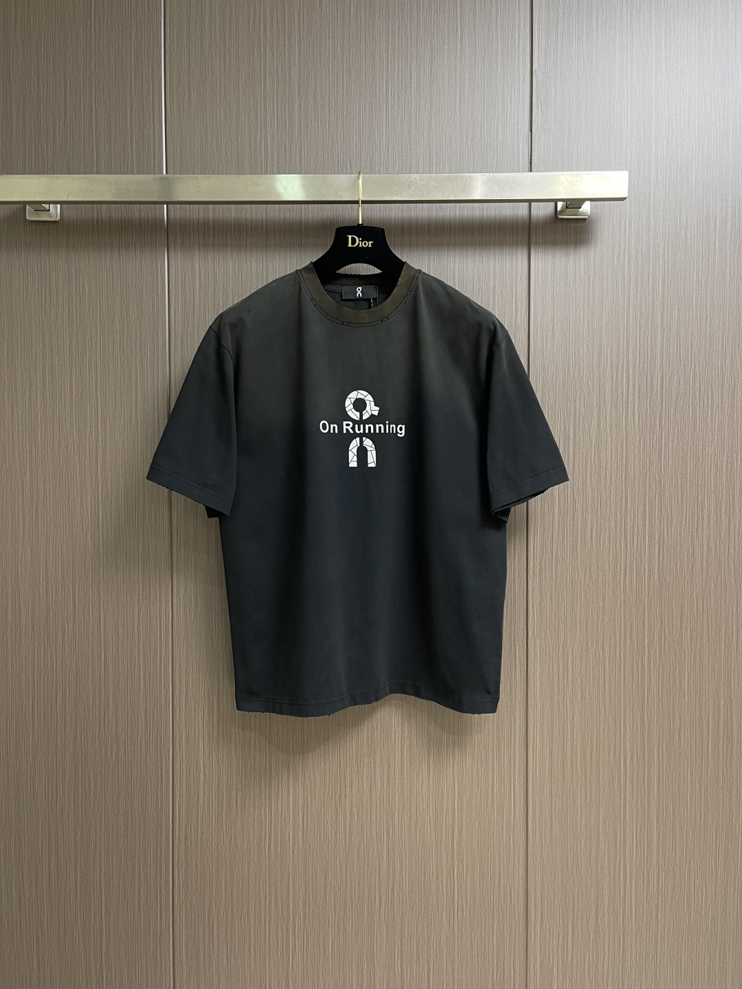 NO:601220,ON 2025ss letter logo printed short-sleeved T-shirt, pure cotton double yarn fabric, contrast-dyed fabric, ultra-fine flat screen printing process is full of trend, using fine gauze material to make the original screen fabric. Fashionable and personalized, super versatile and good-looking, a must-have for both men and women, a must-have tag, collar label, washed wheat, three standards, sizes M-XXL, T-shirt, tees, t-shirt, alexander wang19860909ON 昂跑2025ss字母logo标识印花短袖T恤,纯棉双纱面料,对色定染面料,超精细平网印花工艺潮流感十足,采用细致纱网材质做网板原版面料 时尚又个性超级百搭好看的一款男女都非常合适人手必备款吊牌领标水洗麦三标齐全 尺码M-XXL,,T-shirt,tees，t-shirt,alexander wang,Men's clothing