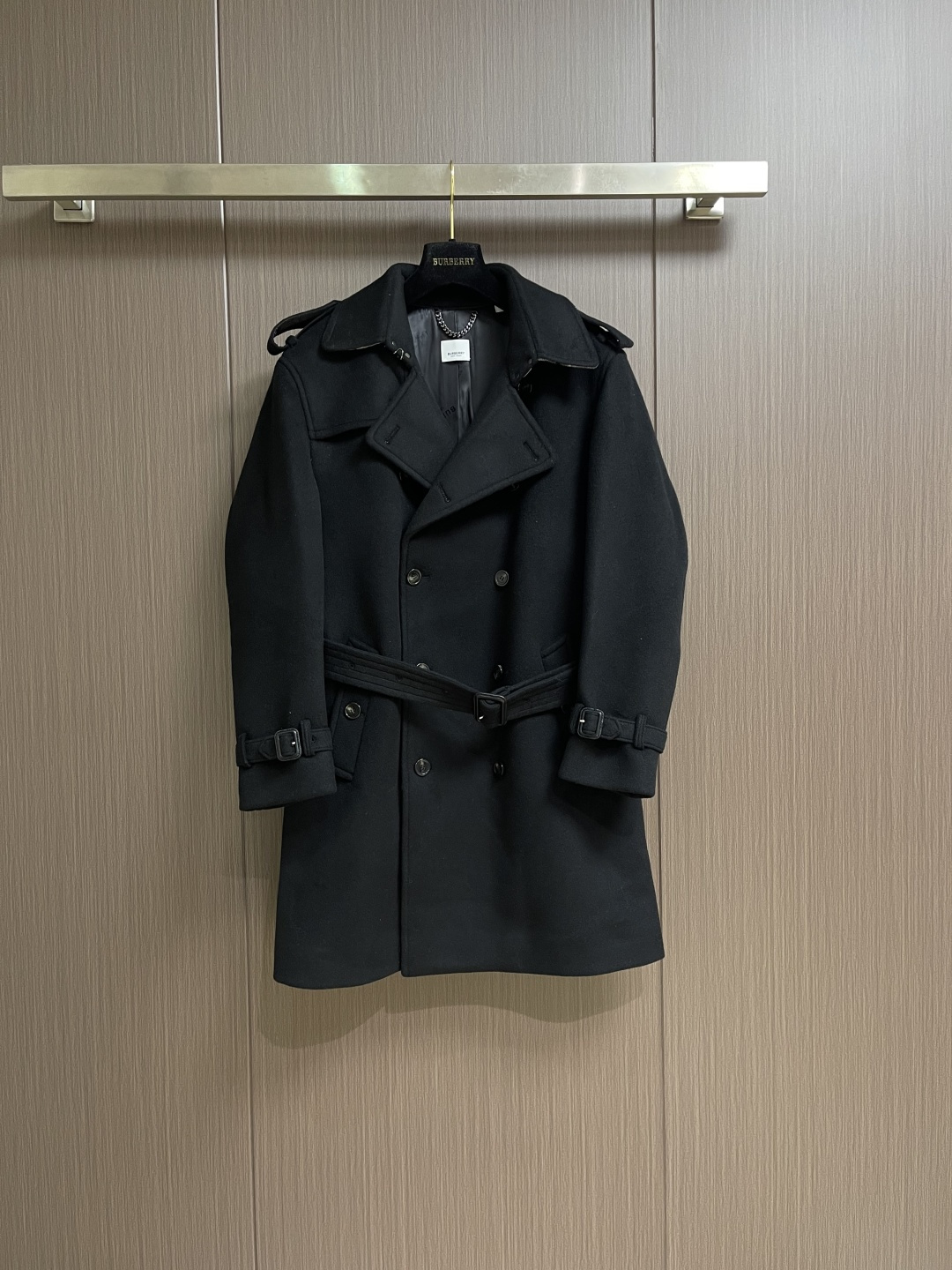 NO:654259,Burberry  2025ss new autumn and winter men's Kensington TRENCH cashmere coat, the perfect combination of classics and quality. It is carefully made of cashmere imported from Australia, with unparalleled texture. The softness and warmth of cashmere will bring you ultimate comfort in autumn and winter.  Comfortable experience. There are two classic colors available, black and khaki. Whether you prefer the calm and atmospheric black or the elegant and fashionable khaki, we can meet your different needs. This Kenshiton coat is an aura style, showing the composure and confidence of men. As a  The iconic Kenshidon cashmere coat inherits the brand's classic design and excellent quality. The plaid cashmere underneath the collar is a unique design detail that adds a sense of fashion and personality to the coat. The interior is made of  Jacquard lining and exquisite jacquard craftsmanship highlight the brand's high-end quality. From the outside to the inside, every detail has been carefully crafted, showing the persistent pursuit of quality. Whether it is a business occasion or leisure time, this men's cashmere coat can make you the focus of attention. It is not only a piece of clothing, but also a reflection of a life attitude. The choice is to choose the perfect fusion of quality and fashion. An essential item for the charming men's autumn and winter wardrobe. Sizes 46-54, burberry, alexander wang19860909Burberry 2025ss秋冬新款男士肯辛顿TRENCH羊绒大衣,经典与品质的完美结合.它采用澳洲进口羊绒精心打造,质感无与伦比.羊绒的柔软与温暖,为您在秋冬季节带来极致的舒适体验.有黑色和卡其色两个经典颜色可选,无论您偏爱沉稳大气的黑色,还是优雅时尚的卡其色,都能满足您的不同需求.这款肯希顿大衣是气场款,尽显男性的沉稳与自信.作为 家标志性的肯希顿羊绒大衣,它传承了品牌的经典设计与卓越品质.领子下方为格纹羊绒,这一独特的设计细节,为大衣增添了一份时尚感与个性魅力.内部采用 提花里布,精致的提花工艺彰显了品牌的高端品质.从外到内,每一个细节都经过精心雕琢,展现出对品质的执着追求.无论是商务场合还是休闲时光,这款男士羊绒大衣都能让您成为众人瞩目的焦点.它不仅是一件衣服,更是一种生活态度的体现.选择,就是选择品质与时尚的完美融合.魅力男士秋冬衣橱必不可少的单品.尺码46-54,,burberry,alexander wang,Men's clothing