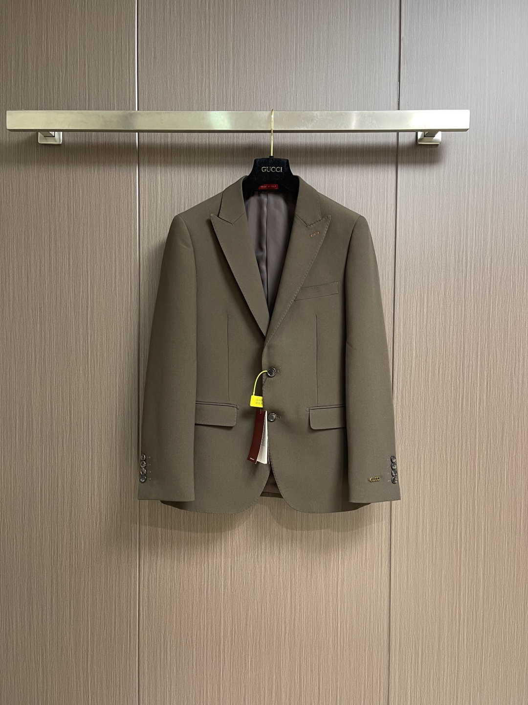 NO:611679,The whole set can be sold separately. Single suit and trousers GUCCI  2025FW arm hardware LOGO logo simple casual suit suit and trousers suit, with notch lapels as a timeless formal symbol, accurately balancing formality and casual atmosphere, suitable for diverse scenes such as business meetings, workplace commuting and even light business banquets. The two-button opening and closing design optimizes the body proportions, outlines the straight shoulder line and smooth waistline, and hides the exquisite thought of high-definition tailoring. The entire suit adopts the same color precision routing, highlighting the details.  Showing the brand's inherited sewing technology, every stitch embodies the ultimate pursuit of quality. From fabric selection to pattern polishing, from detail processing to style presentation, this suit is a perfect fusion of high-end fabrics and exquisite craftsmanship, and is also a tool for urban elites to show off their taste and style. Say goodbye to the same commuter attire and use a premium suit to unlock the charm of a man who is calm and restrained without losing quality. Sizes 46-56  Suit size 46, length 70, shoulder width 42.8, bust 100, size 48, length 72, shoulder width 44, bust 104, size 50, length 74, shoulder width 45.2, bust 108, size 52, length 76, shoulder width 46.2, bust 112, size 54, length 78, shoulder width 47.6, bust 116, size 56, length 80  Shoulder width 48.8 Bust 120 Pants Size 46 length 109 Waist 77 Hips 98.8 Size 48 length 112 Waist 81 Hips 102 Size 50 length 115 Waist 85 Hips 105.2 Size 52 length 117 Waist 89 Hips 108.4 Size 54 length 119 Waist 93  Hips 111.6, size 56 pants length 121, waist 97, hips 114.8,,gucci,business suit,alexander wang19860909整套 可拆卖 单西服 西裤 GUCCI 2025FW手臂五金LOGO标识简约休闲西装西服西裤套装,平驳领作为永不过时的正装符号,精准平衡正式感与休闲氛围,适配商务会议、职场通勤乃至轻商务宴请等多元场景.两粒扣开合设计优化身形比例,勾勒挺拔肩线与流畅腰线,暗藏高定剪裁的精妙心机.整套套装采用同色系精密走线,细节处彰显品牌传承的缝纫工艺,每一处针脚都凝聚着对品质的极致追求.从面料甄选到版型打磨,从细节处理到风格呈现,这款西装套装既是高端面料与精湛工艺的完美融合,也是都市精英彰显品味与格调的穿搭利器.告别千篇一律的通勤着装,用一件臻品西装,解锁沉稳内敛又不失质感的男士魅力.尺码46-56 西服 46码衣长70 肩宽42.8胸围100 48码衣长72 肩宽44胸围104 50码衣长74 肩宽45.2胸围108 52码衣长76 肩宽46.2胸围112 54码衣长78 肩宽47.6胸围116 56码衣长80 肩宽48.8胸围120 西裤 46码裤长109 腰围77 臀围98.8 48码裤长112 腰围81臀围102 50码裤长115 腰围85 臀围105.2 52码裤长117 腰围89 臀围108.4 54码裤长119 腰围93 臀围111.6 56码裤长121 腰围97 臀围114.8,,gucci,business suit,alexander wang,Men's clothing