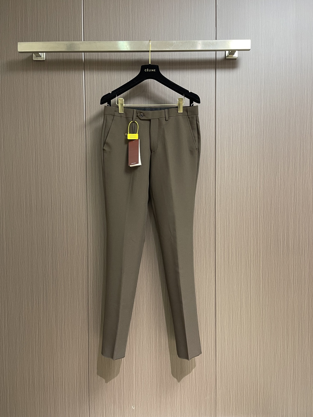 NO:644157,The whole set can be sold separately. Single suit and trousers GUCCI  2025FW arm hardware LOGO logo simple casual suit suit and trousers suit, with notch lapels as a timeless formal symbol, accurately balancing formality and casual atmosphere, suitable for diverse scenes such as business meetings, workplace commuting and even light business banquets. The two-button opening and closing design optimizes the body proportions, outlines the straight shoulder line and smooth waistline, and hides the exquisite thought of high-definition tailoring. The entire suit adopts the same color precision routing, highlighting the details.  Showing the brand's inherited sewing technology, every stitch embodies the ultimate pursuit of quality. From fabric selection to pattern polishing, from detail processing to style presentation, this suit is a perfect fusion of high-end fabrics and exquisite craftsmanship, and is also a tool for urban elites to show off their taste and style. Say goodbye to the same commuter attire and use a premium suit to unlock the charm of a man who is calm and restrained without losing quality. Sizes 46-56  Suit size 46, length 70, shoulder width 42.8, bust 100, size 48, length 72, shoulder width 44, bust 104, size 50, length 74, shoulder width 45.2, bust 108, size 52, length 76, shoulder width 46.2, bust 112, size 54, length 78, shoulder width 47.6, bust 116, size 56, length 80  Shoulder width 48.8 Bust 120 Pants Size 46 length 109 Waist 77 Hips 98.8 Size 48 length 112 Waist 81 Hips 102 Size 50 length 115 Waist 85 Hips 105.2 Size 52 length 117 Waist 89 Hips 108.4 Size 54 length 119 Waist 93  Hips 111.6, size 56 pants length 121, waist 97, hips 114.8,,gucci,business suit,alexander wang19860909整套 可拆卖 单西服 西裤 GUCCI 2025FW手臂五金LOGO标识简约休闲西装西服西裤套装,平驳领作为永不过时的正装符号,精准平衡正式感与休闲氛围,适配商务会议、职场通勤乃至轻商务宴请等多元场景.两粒扣开合设计优化身形比例,勾勒挺拔肩线与流畅腰线,暗藏高定剪裁的精妙心机.整套套装采用同色系精密走线,细节处彰显品牌传承的缝纫工艺,每一处针脚都凝聚着对品质的极致追求.从面料甄选到版型打磨,从细节处理到风格呈现,这款西装套装既是高端面料与精湛工艺的完美融合,也是都市精英彰显品味与格调的穿搭利器.告别千篇一律的通勤着装,用一件臻品西装,解锁沉稳内敛又不失质感的男士魅力.尺码46-56 西服 46码衣长70 肩宽42.8胸围100 48码衣长72 肩宽44胸围104 50码衣长74 肩宽45.2胸围108 52码衣长76 肩宽46.2胸围112 54码衣长78 肩宽47.6胸围116 56码衣长80 肩宽48.8胸围120 西裤 46码裤长109 腰围77 臀围98.8 48码裤长112 腰围81臀围102 50码裤长115 腰围85 臀围105.2 52码裤长117 腰围89 臀围108.4 54码裤长119 腰围93 臀围111.6 56码裤长121 腰围97 臀围114.8,,gucci,business suit,alexander wang,Men's clothing