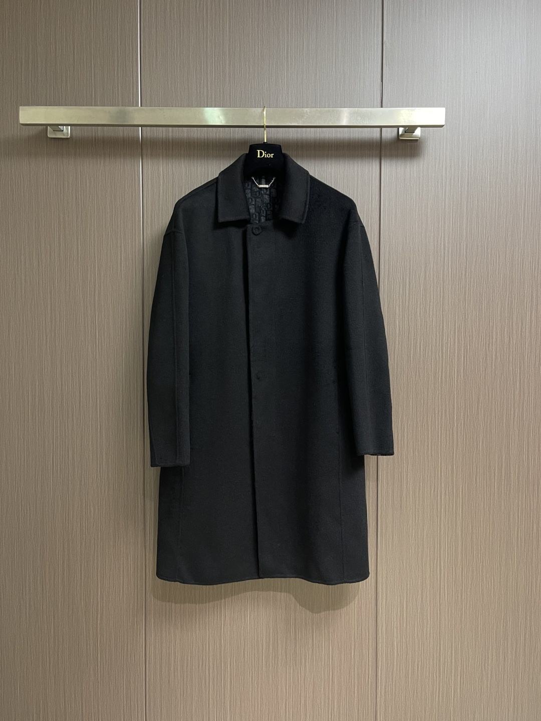 NO:654264,Dior 2025ss autumn and winter men's mid-length wool coat, a contemporary interpretation of archive genes, looking back at the essence of the brand archive, Dior  The 2025 autumn and winter men's series launches this mid-length wool coat, which reinterprets the classic style from a modern perspective and becomes a timeless piece in the wardrobe. Inspired by the brand's archive style, this coat is made of wool double-sided twill fabric, which is light in texture but has a crisp texture. It is passed through the Italian workshop  It is made with exquisite craftsmanship, and every detail demonstrates the ingenuity of Dior's haute couture heritage. The body is designed with a slim fit, and cleverly incorporates embedded straight sleeves and dropped shoulders. It outlines clean lines while taking into account the wearing comfort, breaking the restraint of traditional formal wear. The details are even more ingenious.  The worsted Dior classic presbyopia lining hides the brand mark, forming a low-key echo with the black body; the cloth button closure is simple and elegant, and the welt side pockets are both practical and beautiful. The non-slit design and unlined structure strengthen the overall neat silhouette, and the sleeves are lined with viscose fiber for a smooth putting on and taking off experience.  From business commuting to daily travel, this coat is based on classic black. With a design that combines retro genes and modern tailoring, it can easily adapt to multiple occasions and become an iconic item that defines contemporary men's elegance. Sizes 48-56, dior, dior, alexander  wang19860909Dior 2025ss秋冬男士中长款羊毛大衣,典藏基因的当代演绎,回溯品牌典藏精髓,Dior 2025秋冬男士系列推出这款中长款羊毛大衣,以现代视角重释经典格调,成为衣橱中的隽永之作.灵感源自品牌典藏款式,这件大衣选用羊毛双面斜纹面料打造,质地轻盈却兼具挺括质感,于意大利工坊经由精湛工艺精制而成,每一处细节都彰显迪奥高级订制传承的匠心底蕴.衣身采用修身版型设计,巧妙融入嵌入式直袖落肩剪裁,在勾勒利落线条的同时兼顾穿着舒适度,打破传统正装的拘谨感.细节之处更见巧思 精纺Dior经典老花内里暗藏品牌印记,与黑色衣身形成低调呼应；布包纽扣开合简约雅致,贴边侧袋兼顾实用与美观,不开衩设计与无内衬结构则强化了整体的利落轮廓,衣袖内衬粘胶纤维更添穿脱顺滑体验.从商务通勤到日常出行,这款大衣以经典黑色为基底,凭借兼具复古基因与现代剪裁的设计,轻松适配多元场合,成为定义当代男士优雅的标志性单品.尺码48-56,,dior,dior,alexander wang,Men's clothing