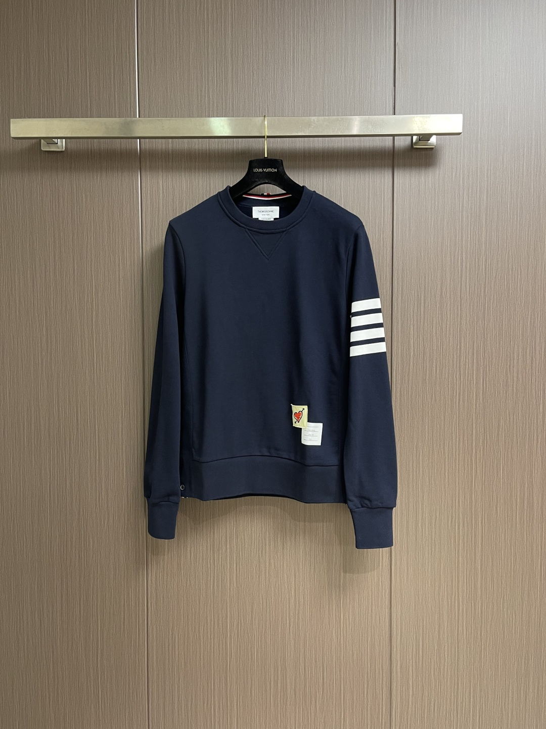 NO:598780,Sweatshirt Sweatpants THOM BROWNE.TB classic dyed four-bar round neck pullover sweatshirt (Qixi Festival limited edition) classic dyed four-bar round neck sweatshirt and sweatpants suit, ZP custom-made yarn-dyed fabric Made in Italy with a small mark of origin, own brand factory assembly line production, neat wiring, quality assurance, classic double-ply terry cotton, fine shrinkage, no fading, no pilling, high-definition restoration details, customized webbing at the lower leg slit, using shell buckles, sewn with imported sewing equipment  Fine stitch. Size 1-2-3-4,,hoodie,sweatshirts,alexander wang19860909卫衣 卫裤 THOM BROWNE.TB经典色织四条杠圆领套头卫衣（七夕限定）经典色织四杠圆领卫衣卫裤套装,ZP定制色织面料 意大利制造产地小标,自家品牌工厂流水线生产 走线整齐 品质保证,克经典双股毛圈棉 精细缩水处理 不褪色 不起球 高清还原细节 下脚开叉处织带定制 采用贝壳扣 进口缝纫设备缝制 针距细密.尺码1-2-3-4,,hoodie,sweatshirts,alexander wang,Men's clothing