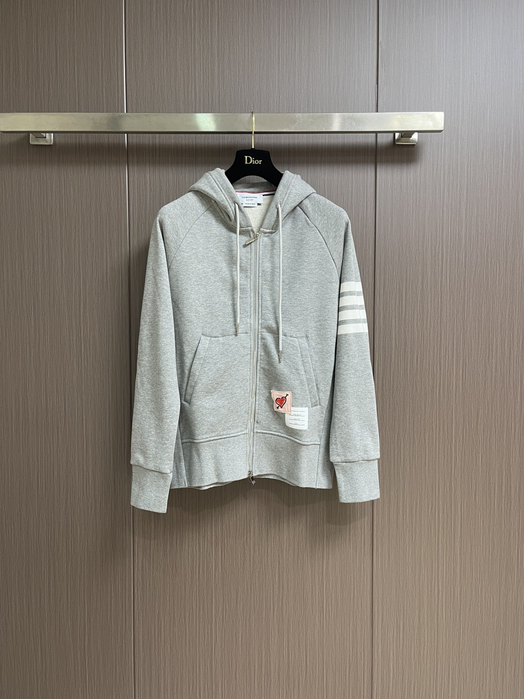 NO:600156,Jacket sweatpants THOM BROWNE.TB classic yarn-dyed four-bar zipper hooded sweatshirt (Qixi Festival limited edition) classic yarn-dyed four-bar cardigan sweatshirt, ZP custom-made yarn-dyed fabric Made in Italy with a small mark of origin, own brand factory assembly line production, neat routing, quality assurance, classic double-strand terry cotton, fine shrinkage, no fading, no pilling, high-definition restoration of details, imported sewing equipment  Fine stitch. Size 1-2-3-4,,hoodie,sweatshirts,jackets & coats,hats,alexander wang19860909外套 卫裤 THOM BROWNE.TB经典色织四条杠拉链连帽卫衣（七夕限定）经典色织四杠开衫卫衣,ZP定制色织面料 意大利制造产地小标,自家品牌工厂流水线生产 走线整齐 品质保证,克经典双股毛圈棉 精细缩水处理 不褪色 不起球 高清还原细节 进口缝纫设备缝制 针距细密.尺码1-2-3-4,,hoodie,sweatshirts,jackets & coats,hats,alexander wang,Men's clothing