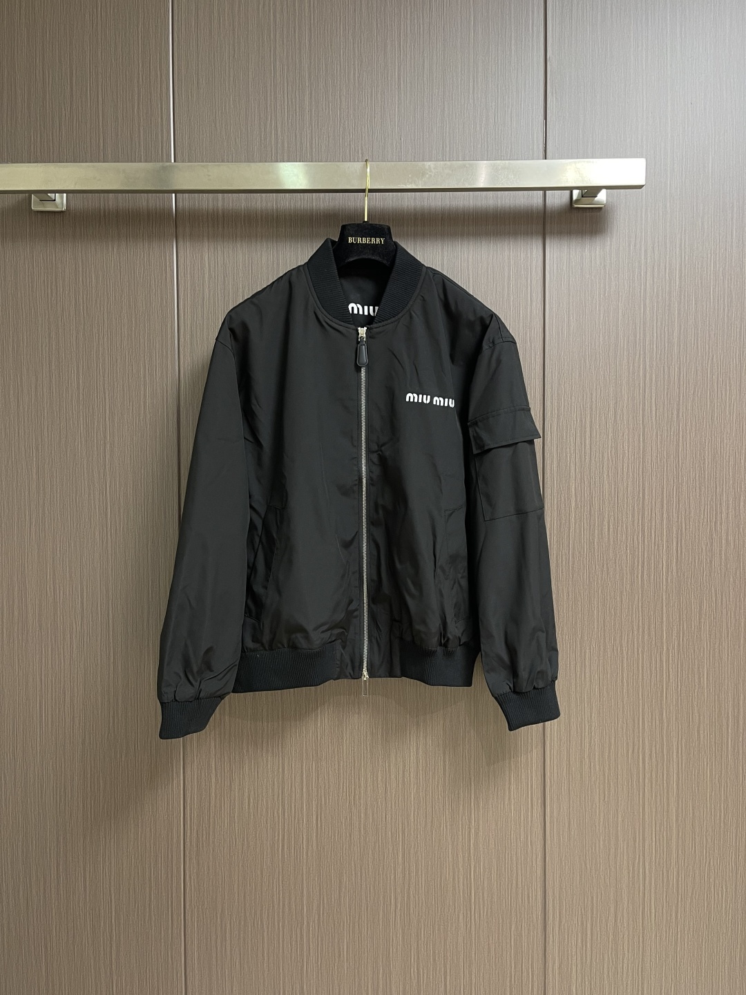 NO:601217,miumiu  Logo-printed bomber jacket, the fabric is made of original pure cotton material, which combines the comfort of cotton and the silkiness of satin. The fabric is soft and skin-friendly, making the wearing experience luxurious, while showing a unique micro-glossy texture. The elastic cuffs and hem design cleverly outline the body lines, avoid bloat, maintain a neat feeling while being loose, and enhance the overall look.  The layering of the body shape. The whole garment is printed using a solid printing process, which has been accurately modified by the film screen three times to ensure that the pattern is clear and full. Through glue printing and high-temperature baking, the pattern is strong and durable, lasting like new. It is custom-woven and dyed, without any color difference from the original version. Sizes M-XXL, miumiu, jackets  & coats,jackets & coats,silk fabric,alexander wang19860909miumiu 徽标印花飞行员夹克外套,面料采用原版一致纯棉材质,融合棉的舒适与绸缎的丝滑.面料亲肤柔软,穿着体验奢华,同时呈现出独特的微光泽质感.松紧袖口与下摆设计,巧妙勾勒身形线条,避免臃肿,在宽松中保持利落感,提升整体造型的层次.整衣印花采用固体印花工艺,历经三次菲林网板精准修改,确保图案清晰饱满.通过胶浆印刷与高温烘烤,图案牢固耐穿,持久如新.定织定染,与原版无任何色差.尺码M-XXL,,miumiu,jackets & coats,jackets & coats,silk fabric,alexander wang,Men's clothing