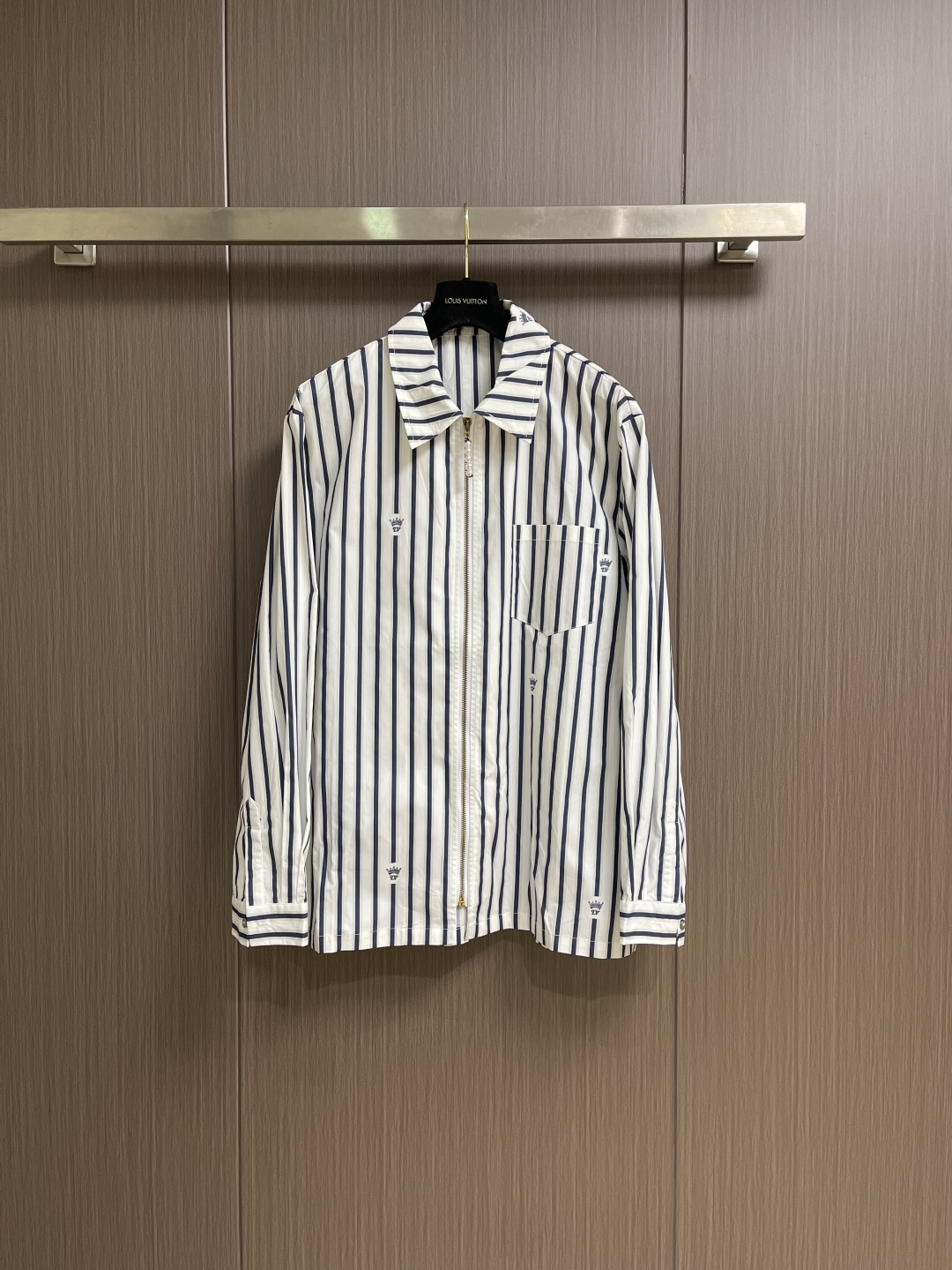 NO:601215,LV 2025SS new autumn and winter cotton shirt jacket, inspired by classic silhouette, with zipper closure decorated with pearls. It is made of textured jacquard fabric, decorated with 1V crown stripe pattern, and embellished with two-color stripes with micro 1V crown logo. This single product adds a touch of modern college style to everyday looks. Sizes S-XL,, louis vuitton, jackets & coats, shirts, alexander wang19860909LV 2025SS秋冬新款棉质衬衫外套,以经典廓形为灵感,搭配缀以珍珠装饰的拉链开合.它以纹理剪裁提花面料,饰有 1V 皇冠条纹图案,并以双色条纹点缀微型 1V 皇冠标志.这款单品为日常造型增添一抹现代学院风.尺码S-XL,,louis vuitton,jackets & coats,shirts,alexander wang,Men's clothing