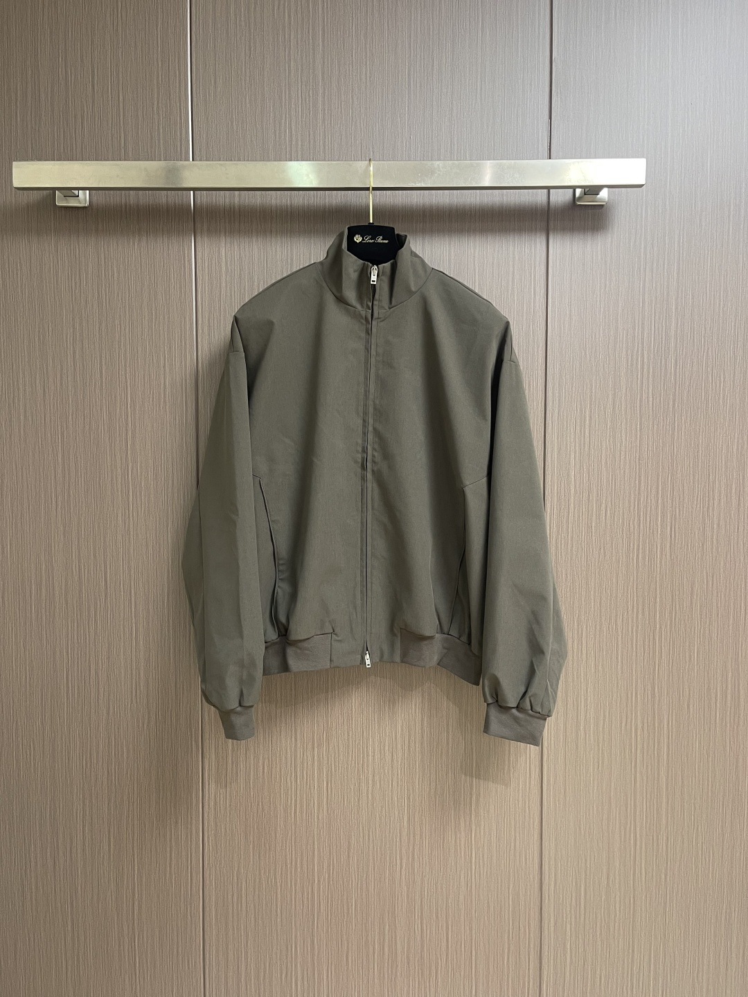 NO:601213,Acne Studios logo embroidered zipper jacket, soft and silky, comfortable and close to the skin, embellished with 1996 embroidered logo. It has a retro charm and exudes a modern simple fashion sense. The elastic cuffs and hem design cleverly outline the body lines and reveal a sense of high-end that cannot be ignored in the casualness. It is the most stylish fashion on the street. Sizes S-XL,,acne studios,dior,jackets & coats,jackets & coats,alexander wang19860909Acne Studios 徽标刺绣拉链夹克外套,柔软丝滑,舒适贴肤,1996刺绣徽标点缀 既有着复古的韵味 又散发着现代的简约时尚感 松紧袖口和下摆设计 巧妙地勾勒出身体线条 在随性中透露出无法忽视的高级感 是街头最具格调的时尚.尺码S-XL,,acne studios,dior,jackets & coats,jackets & coats,alexander wang,Men's clothing