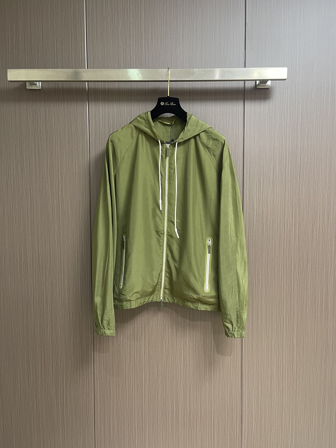 NO:597915,Zegna hooded jacket. It is made of high-quality mulberry silk fabric, with a delicate and smooth feel, light and shiny. Simple design, hood + zipper + side pockets, practical and fashionable. Suitable for a variety of body types. High-end positioning, super textured for autumn and winter, easy to handle in commuting or business situations, sizes S-XL,, jackets & coats, jackets & coats, hats, alexander wang19860909zegna 连帽夹克外套.甄选优质桑蚕丝面料,手感细腻顺滑,轻盈有光泽计.简约设计,连帽＋拉链＋侧袋,实用又时髦.适合多种体型.高端定位,秋冬穿超有质感,通勤或商务场合都能轻松驾驭,尺码S-XL,,jackets & coats,jackets & coats,hats,alexander wang,Men's clothing