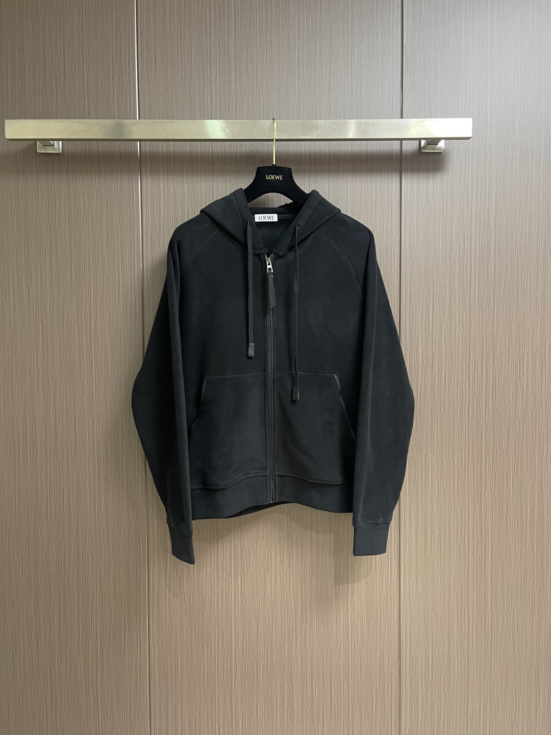 NO:597918,Loewe 2025ss offset logo hooded zipper sweatshirt. Medium weight cotton looped polar fleece fabric, loose fit, standard length, drawstring hooded collar, long sleeves, rib knit cuffs and hem, drawstring to adjust the hooded sweatshirt fit. Sizes S-XL,,loewe,hoodie,sweatshirts,hats,alexander wang19860909Loewe 2025ss 胶印标识连帽拉链卫衣 中克重棉质回圈摇粒绒面料、宽松版型、标准长度、抽绳连帽衣领长袖、罗纹针织袖口和下摆、抽绳调节连帽卫衣版型.尺码S-XL,,loewe,hoodie,sweatshirts,hats,alexander wang,Men's clothing