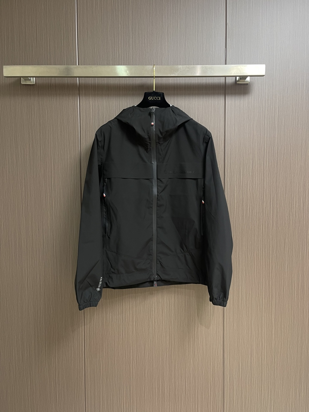 NO:651623,moncler 2025ss autumn and winter  Grenoble Men's Hooded Jacket Jacket is made of functional splash-proof fabric, rich in luster, soft, crisp and stylish. Stand-up collar hood, from design to fabric to functionality, all reflect the brand's unique vision and intention, regardless of cost, only to present a good outfit for those who know how to appreciate it.  Clothing. Three-dimensional tailoring, not bloated, creating a neat and capable temperament. Wear it in a simple way to show elegance, especially in the cold winter, let the clothes with artisan details breathe. The royal and aristocratic styles go with you as if they were tailor-made. Sizes 1-2-3-4, Moncler, jackets  & coats,jackets & coats,hats,alexander wang19860909moncler 2025ss秋冬 Grenoble盟可睐男士连帽冲锋衣夹克外套,功能性防泼面料,富有光泽感,色泽柔和挺括有型.立领连帽,从设计到面料到功能性,无一不体现该品牌的独到眼光和用心之处,不计成本只为懂得欣赏的人呈现一袭好衣.立体剪裁,不显臃肿,塑造利落干练的气质.以简洁的方式穿出优雅,更是在冰冷冬日里,让工匠细节的衣服随之呼吸,皇室贵族款犹如量身定做一般如影随形.尺码1-2-3-4,,Moncler,jackets & coats,jackets & coats,hats,alexander wang,Men's clothing