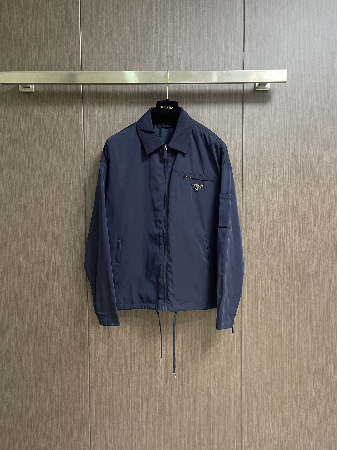 NO:651616,Prada 2025ss early autumn new men's jacket lapel jacket, old money style jacket, customized fabric with high breathability and comfort, impeccable details, brand element design concept, reflecting high quality. It feels delicate and soft!  Size S-XL S size Bust 118 Shoulder width 57 Clothing length 66.5 Medium Bust 122 Shoulder width 59 Clothing length 68 L size Bust 126 Shoulder width 61 Clothing length 69.519860909Prada 2025ss早秋新款男士夹克翻领外套,老钱风夹克,定制面料 透气舒适度高,细节无可挑剔,品牌元素设计理念,体现高品质.手感细腻柔软！尺码S-XL S码胸围118 肩宽57 衣长66.5 M码 胸围122 肩宽59 衣长68 L码胸围126 肩宽61 衣长69.5 XL码 胸围130 肩宽63 衣长71,,prada,jackets & coats,jackets & coats,alexander wang,Men's clothing