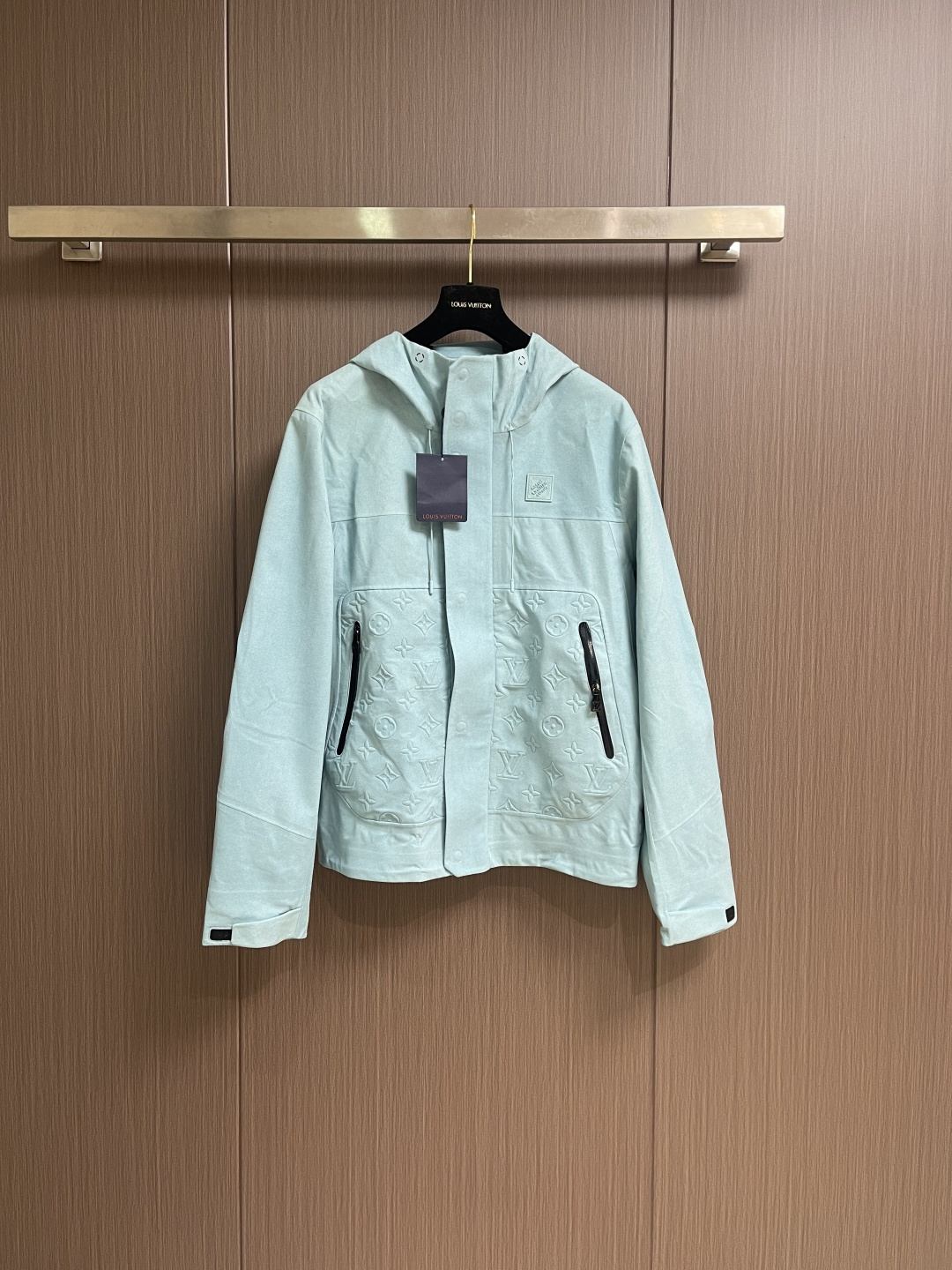 NO:598756,LV 2025SS early autumn new technical velvet jacket. This jacket has the velvet smooth texture of technical fabrics. The large zipper pocket on the front is embossed with a Monogram pattern. It is matched with ergonomic sleeves and sealed seams, making it an excellent choice for walking on the cruise deck. The hood, hem and cuffs are all adjustable, and the breathable eyelets add exquisite details. Sizes S-XL, Louis Vuitton, jackets & coats, jackets &  coats,hats,alexander wang19860909LV 2025SS早秋新款科技丝绒夹克外套,本款夹克拥有科技面料的丝绒柔滑质感,为正面大号拉链口袋压印 Monogram图案,搭配人体工学衣袖和密封缝线,成就漫步游轮甲板的上佳之选.风帽、下摆和袖口均可调节,透气孔眼再添考究细节.尺码S-XL,,louis vuitton,jackets & coats,jackets & coats,hats,alexander wang,Men's clothing