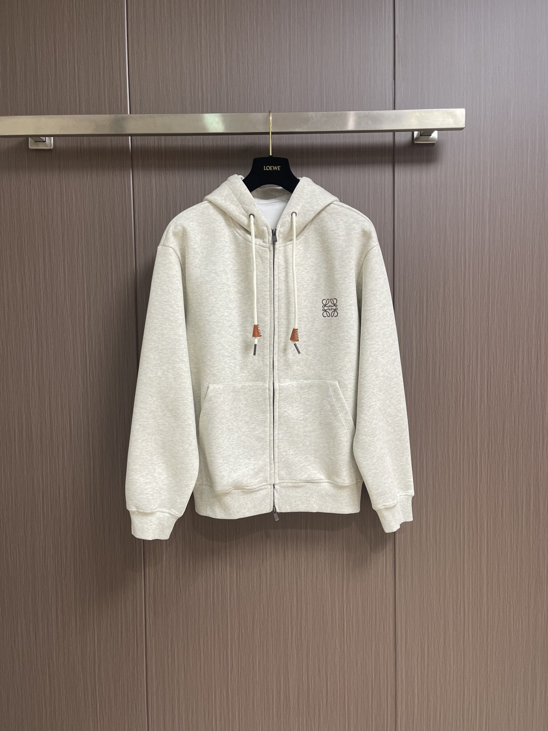 NO:598758,Loewe embroidered hooded sweatshirt jacket, the fabric is made of original custom fabrics.  The latest imported looms are woven with high-density textures and the garments are very three-dimensional. The upper body is comfortable and not close to the body. The craft embroidery uses three-dimensional plane embroidery, and the number of high-density embroidery needles is as high as 6400. The auxiliary material webbing is made of pure cotton custom-woven original version 1: 1. Sizes M-XXL,,loewe,loewe,hoodie,sweatshirts,jackets & coats,hats,alexander wang19860909Loewe 罗意威刺绣连帽卫衣外套,面料采用原版定制面料．最新进口织布机织出,高密度纹路,成衣版型非常立体.上身舒适不贴身.工艺刺绣采用立体平面刺绣,高密度刺绣针数高达6400针.辅料织带采用纯棉定织原版1: 1.尺码M-XXL,,loewe,loewe,hoodie,sweatshirts,jackets & coats,hats,alexander wang,Men's clothing