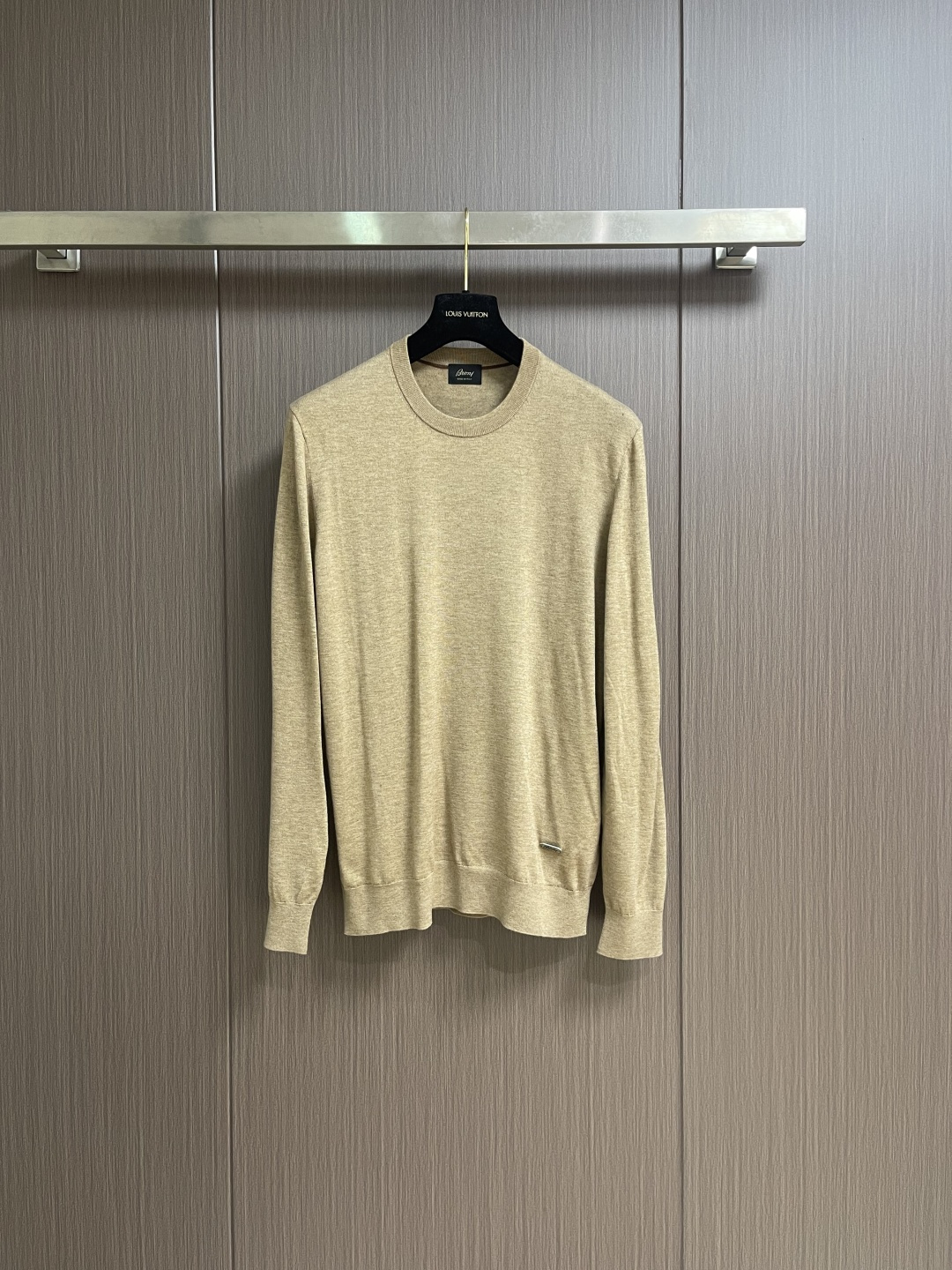 NO:598764,Brioni  2025SS round neck knitted long-sleeved sweater, a high-end luxury and platinum-level classic basic knitted sweater. The overall design perfectly integrates Italian aesthetics and inherits the genes of the bri family. It takes a minimalist route, is both solemn and harmonious, and is in line with modern urban aesthetics. Italian  The ready-made garments in Li Lao brand workshop are custom-woven and dyed. It is an extremely luxurious and special material. The fabric properties are all of the best. It is treated with mercerization process. The fabric has extremely high gloss. The mesh structure is delicate and natural. It has both comfort and breathability. The tactile experience is self-evident. It is the ultimate luxury enjoyment!  Size M-3XL,,sweaters,alexander wang19860909Brioni 2025SS圆领针织长袖毛衣,高端奢华且白金级的一款经典基础款针织.通体的设计完美融合意式美学,且传承了bri家族的基因,走极简主义的路线,亦庄亦谐,符合现代都市审美,意大利老牌工坊成衣工序定织定染,极为奢华特殊的材质,面料属性皆为上乘,采用丝光工艺处理,面料光泽度极高,网眼结构细腻自然,舒适性与透气性完美兼备,触感体验不言而喻,奢华极致享受！尺码M-3XL,,sweaters,alexander wang,Men's clothing