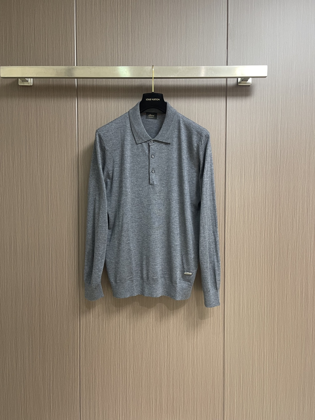 NO:598767,Brioni  2025SS lapel knitted long-sleeved sweater, a high-end luxury and platinum-level classic basic knitted sweater. The overall design perfectly integrates Italian aesthetics and inherits the genes of the bri family. It takes a minimalist route, is both solemn and harmonious, and is in line with modern urban aesthetics. Italian  The ready-made garments in Li Lao brand workshop are custom-woven and dyed. It is an extremely luxurious and special material. The fabric properties are all of the best. It is treated with mercerization process. The fabric has extremely high gloss. The mesh structure is delicate and natural. It has both comfort and breathability. The tactile experience is self-evident. It is the ultimate luxury enjoyment!  Size M-3XL,,sweaters,alexander wang19860909Brioni 2025SS翻领针织长袖毛衣,高端奢华且白金级的一款经典基础款针织.通体的设计完美融合意式美学,且传承了bri家族的基因,走极简主义的路线,亦庄亦谐,符合现代都市审美,意大利老牌工坊成衣工序定织定染,极为奢华特殊的材质,面料属性皆为上乘,采用丝光工艺处理,面料光泽度极高,网眼结构细腻自然,舒适性与透气性完美兼备,触感体验不言而喻,奢华极致享受！尺码M-3XL,,sweaters,alexander wang,Men's clothing