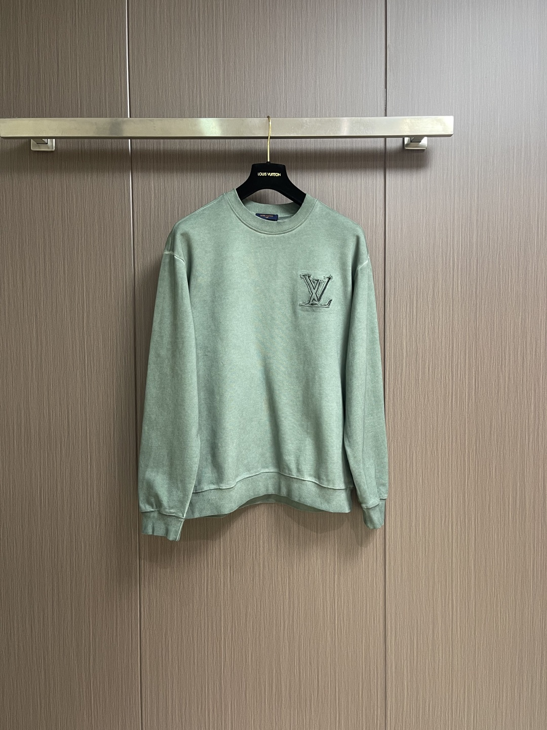 NO:598750,LV patch embroidered logo round neck sweatshirt, heavy washing process, made of high-quality cotton, soft and skin-friendly, super comfortable to wear!  'LV' patch embroidery on the front is simple and recognizable. The loose fit + round neck design is very tolerant and can be used for daily leisure or light sports. It is versatile and not picky~ Wear it in autumn and winter, it is warm and fashionable, and it is a wardrobe must-have. Sizes S-XL, Louis Vuitton, hoodie, sweatshirts, Alexander Wang19860909LV 贴布绣标识圆领卫衣,重水洗工艺,选用高品质棉料,柔软亲肤,穿着超舒适！正面'LV'贴布绣,简约又有辨识度计.宽松版型＋圆领设计,包容性强,日常休闲或轻运动都OK.百搭不挑人～秋冬季节穿它,保暖又时髦,是衣橱必备.尺码S-XL,,louis vuitton,hoodie,sweatshirts,alexander wang,Men's clothing