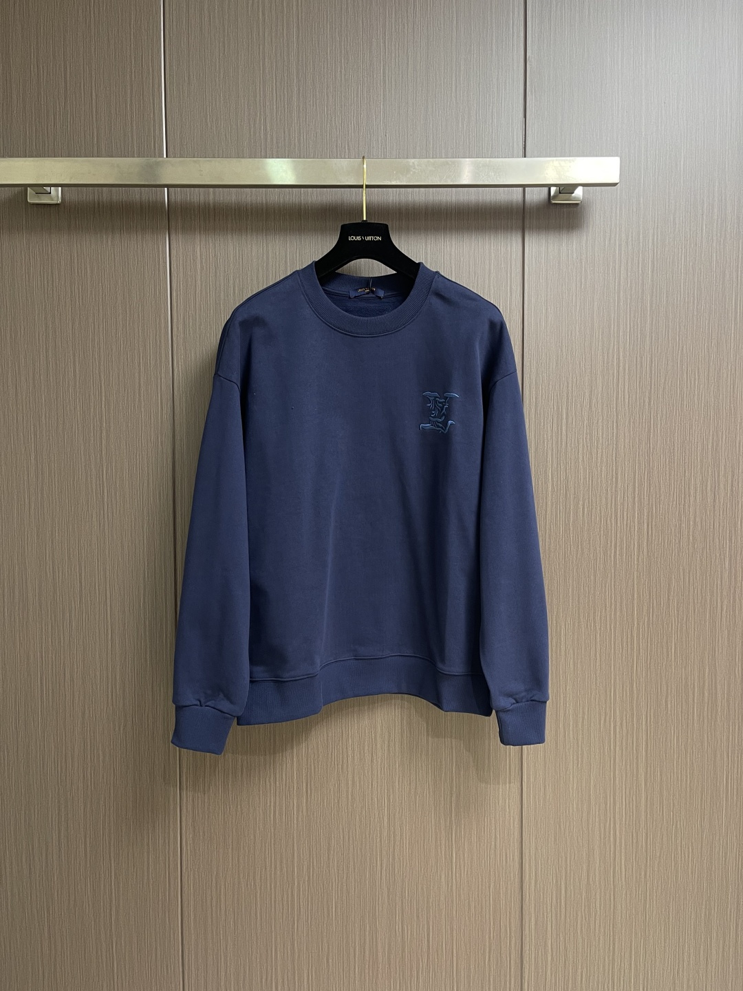 NO:598752,LV hand-embroidered sports sweatshirt, this sweatshirt is made of soft cotton, injecting eye-catching style into the classic casual design. The os version is very fashionable and youthful, and it is also the kind of item that everyone needs. It is basic and versatile and has detailed elements. It is handsome whether worn alone or layered. Sizes S-XL, Louis Vuitton, hoodie, sweatshirts, alexander wang19860909LV 手工刺绣运动卫衣,本款运动衫取材柔软棉布,为经典休闲设计注入瞩目格调.版型非常时尚显年轻的os版型,也是人人都需要的那种单品,基础百搭又有细节化元素,无论单穿或是内搭都帅气十足.尺码S-XL,,louis vuitton,hoodie,sweatshirts,alexander wang,Men's clothing