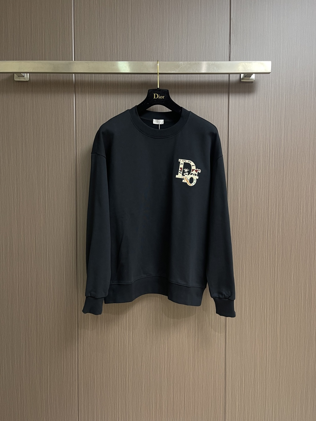 NO:598754,Dior 2025ss embroidered logo logo round neck sweatshirt, cotton fleece fish scale base fabric, three-dimensional logo emblem, round neck sweatshirt version, ribbed hem and cuffs, 32-count double yarn on the top + 10-count yarn fish scale base fabric on the bottom 450g; the dropped shoulder loose version presents an elegant and fashionable feeling. Sizes S-XL, dior, hoodie, sweatshirts, alexander wang19860909Dior 2025ss刺绣logo标识圆领卫衣,棉质起绒鱼鳞底面料、立体标志仔章、圆领卫衣版型、罗纹底边和袖口、面32支双纱＋底是10支纱鱼鳞底面料450g；落肩宽松版型呈现出一种优雅、时尚的感觉.尺码S-XL,,dior,hoodie,sweatshirts,alexander wang,Men's clothing