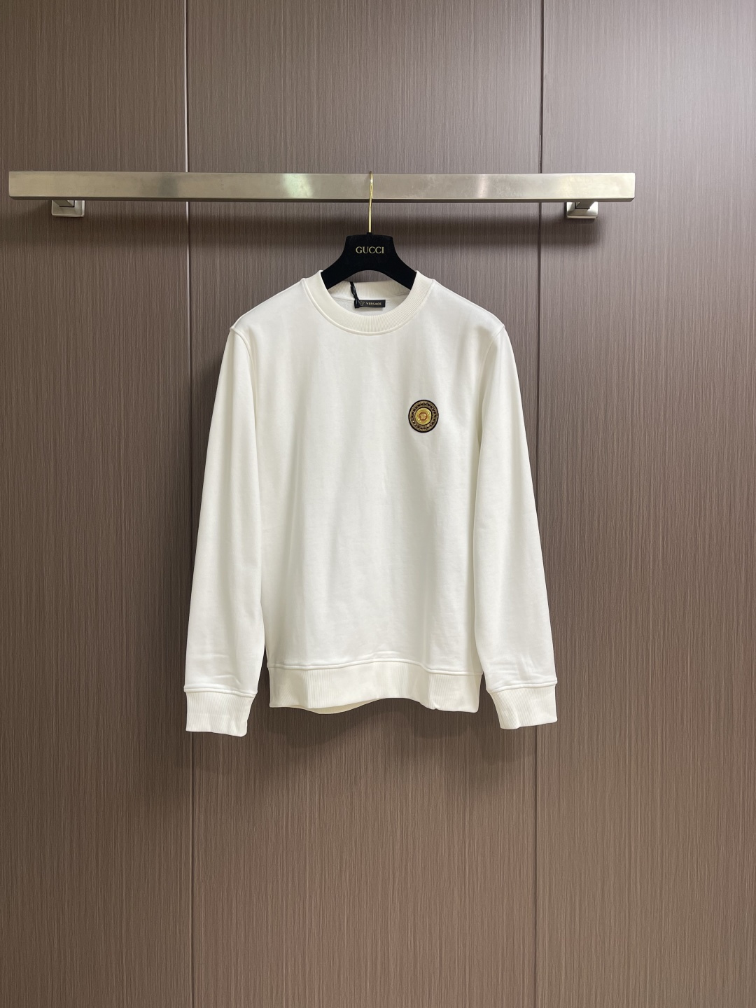 NO:600173,Tops and pants Versace 2025 SS autumn and winter casual sports suit, round neck sweatshirt and sweatpants suit, very practical and versatile, it is also a good fashion item when worn alone, decorated with gold thread Medusa logo hardware embroidery, made of high-quality cotton, feels good, comfortable to wear, counter-quality texture and version, recommended must buy. Size S-XL Clothing size S length 66cm, bust 102cm, shoulder width 44cm  Size M, length 68cm, bust 106cm, shoulder width 46cm, size L, length 70cm, bust 110cm, shoulder width 48cm, size XL, length 72cm, bust 114cm, shoulder width 50cm, pants size S, length 100cm, hips 106cm, waist 80cm, size M, length 102cm, hips 110cm, waist 84cm, size L 104cm  Hips 114cm, waist 88cm, XL size pants length 106cm, hips 118cm, waist 92cm,,versace,hoodie,sweatshirts,alexander wang19860909上衣 裤子 Versace 2025SS秋冬休闲运动套装,圆领卫衣卫裤套装,非常实用百搭,单穿也都是不错的时尚单品,饰有金线美杜莎logo五金刺绣,选用上等品质的棉,手感好,穿着舒适,专柜品质的质感和版型,推荐必入.尺码S-XL 衣服 S码衣长66cm 胸围102cm 肩宽44cm M码衣长68cm胸围106cm 肩宽46cm L码衣长70cm 胸围110cm 肩宽48cm XL码衣长72cm 胸围114cm 肩宽50cm 裤子 S码裤长100cm臀围106cm腰围80cm M码裤长102cm臀围110cm腰围84cm L码裤长104cm 臀围114cm腰围88cm XL码裤长106cm臀围118cm 腰围92cm,,versace,hoodie,sweatshirts,alexander wang,Men's clothing