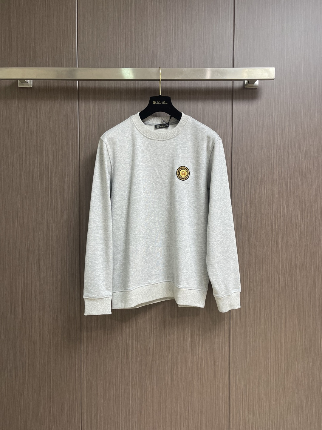 NO:598748,Tops and pants Versace 2025 SS autumn and winter casual sports suit, round neck sweatshirt and sweatpants suit, very practical and versatile, it is also a good fashion item when worn alone, decorated with gold thread Medusa logo hardware embroidery, made of high-quality cotton, feels good, comfortable to wear, counter-quality texture and version, recommended must buy. Size S-XL Clothing size S length 66cm, bust 102cm, shoulder width 44cm  Size M, length 68cm, bust 106cm, shoulder width 46cm, size L, length 70cm, bust 110cm, shoulder width 48cm, size XL, length 72cm, bust 114cm, shoulder width 50cm, pants size S, length 100cm, hips 106cm, waist 80cm, size M, length 102cm, hips 110cm, waist 84cm, size L 104cm  Hips 114cm, waist 88cm, XL size pants length 106cm, hips 118cm, waist 92cm,,versace,hoodie,sweatshirts,alexander wang19860909上衣 裤子 Versace 2025SS秋冬休闲运动套装,圆领卫衣卫裤套装,非常实用百搭,单穿也都是不错的时尚单品,饰有金线美杜莎logo五金刺绣,选用上等品质的棉,手感好,穿着舒适,专柜品质的质感和版型,推荐必入.尺码S-XL 衣服 S码衣长66cm 胸围102cm 肩宽44cm M码衣长68cm胸围106cm 肩宽46cm L码衣长70cm 胸围110cm 肩宽48cm XL码衣长72cm 胸围114cm 肩宽50cm 裤子 S码裤长100cm臀围106cm腰围80cm M码裤长102cm臀围110cm腰围84cm L码裤长104cm 臀围114cm腰围88cm XL码裤长106cm臀围118cm 腰围92cm,,versace,hoodie,sweatshirts,alexander wang,Men's clothing