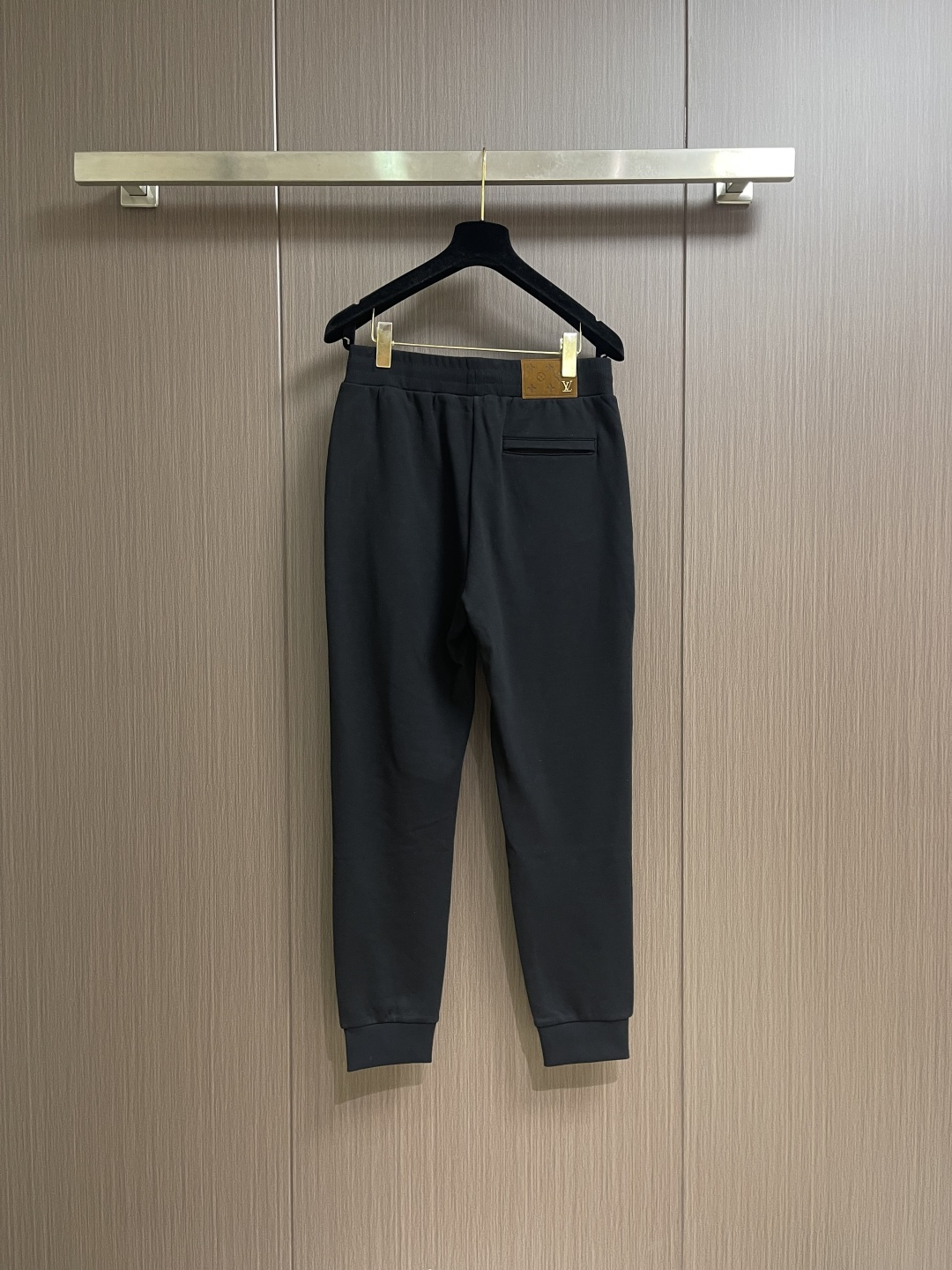 NO:600172,LV 2025SS early autumn casual leggings sweatpants. The fabric is made of 26 single-strand pure cotton. Large products are carefully cut with flowers. The production factory is produced by professional knitters to ensure the quality of large products. A very versatile one. Sizes S-XL S size pants length 100cm hip 106cm waist 80cm waist 80cm size M pants length 102cm hip 110cm waist 84cm  Waist circumference 88cm, XL size pants length 106cm, hip circumference 118cm, waist circumference 92cm,,louis vuitton,alexander wang19860909LV 2025SS早秋休闲束腿卫裤,面料采用26支单股纯棉,大货采用取花精心断裁,生产工厂由专业针织生产,确保大货品质质量.非常百搭的一款.尺码S-XL S码裤长100cm臀围106cm腰围80cm M码裤长102cm 臀围110cm 腰围84cm L码裤长104cm臀围114cm 腰围88cm XL码裤长106cm 臀围118cm 腰围92cm,,louis vuitton,alexander wang,Men's clothing