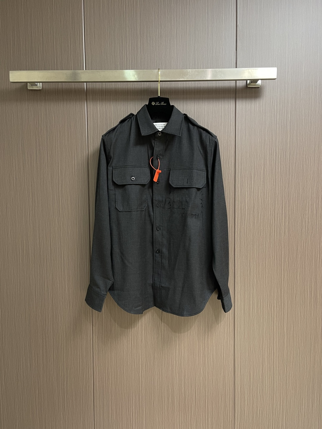 NO:598771,MM6 wool long-sleeved shirt jacket with topstitching. Customized soft fine-woven wool blend twill. Excellent texture. Comfortable and close to the skin. The retro silhouette is outlined with jet black and ash. It exudes a charming atmosphere of elegance and nobility.  Walking in the urban fashion map with a unique attitude. Precision fission pocket embellishment. Pre-destruction of the fabric structure and then directional drawing. Use tweezers to sew and repair by hand on the edge of the decorative strip. Use non-standard stitches to create seam aesthetics. The repair of each damage requires repeated adjustments of destruction, trial sewing, dismantling and sewing (an average of 3 trial seams). The side-turning embedded stitching process can provide high-quality stitching results. Smooth, neat and tidy. Each piece is purely hand-sewn by the master.  It can ensure the accuracy of position and spacing. The hand-stitching process can better reflect the craftsman's exquisite skills and control of details. The fabrics have been sand-washed for better hand texture. It is not easy to deform, not easy to shrink, not easy to fade, and maintains long-term beauty. Size 37-38-39-40 S-XL,, masion margiela, masion margiela, jackets & coats, shirts, alexander wang19860909MM6 明线装饰羊毛长袖衬衫外套 定制臻柔细梭羊毛混纺斜纹 质感卓越 舒适贴肤 以墨黑与烟灰勾勒出复古的轮廓 散发着典雅与贵气的迷人气息 胸前饰以独特口袋明线破坏装饰 不完美感实则是精心计算的随机 打破平衡的动态美学后幅以标志性马吉拉品牌标识彰显品牌风范 给予观者无限的想象空间 隐于众 显于智 以一种独特的姿态行走于都市的时尚版图 精工裂变口袋缀纹 通过预先破坏面料结构 再定向抽丝 用镊子在装饰条边缘 手工缝制修复 用非标准针法制造缝痕美学 每处破损的修复需经历破坏一试缝一拆毁一再缝的反复调整（平均试缝3处 采用侧翻埋夹车线工艺 能够提供优质的缝合效果 平顺整洁工整整洁 每件皆由师傅纯手工缝标 可以确保位置和间距的准确率 手缝工艺更能体现匠人的精湛技艺和对细节的把控 面料都经过砂洗 手感质感更佳 不易变形 不易缩水 不易褪色 保持长久的美观.尺码37-38-39-40 S-XL,,masion margiela,masion margiela,jackets & coats,shirts,alexander wang,Men's clothing