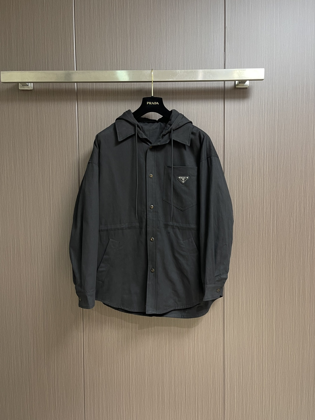 NO:600170,PRADA 2025SS hooded long-sleeved shirt jacket, this shirt jacket is made of high-quality pure cotton fabric, comfortable and skin-friendly, modern and simple style, showing Prada's typical mix and match concept. The washing process is very complex, the triangular logo, and the distinctive brand style are immediately visible. Sizes S-XXL, prada, jackets & coats, shirts, hats, alexander wang19860909PRADA 2025SS连帽长袖衬衫外套,这款衬衫外套采用优质纯棉面料,舒适亲肤,现代简约风格,彰显Prada典型的混搭理念.水洗工艺非常复杂,三角形徽标,与众不同的品牌格调跃然眼前.尺码S-XXL,,prada,jackets & coats,shirts,hats,alexander wang,Men's clothing